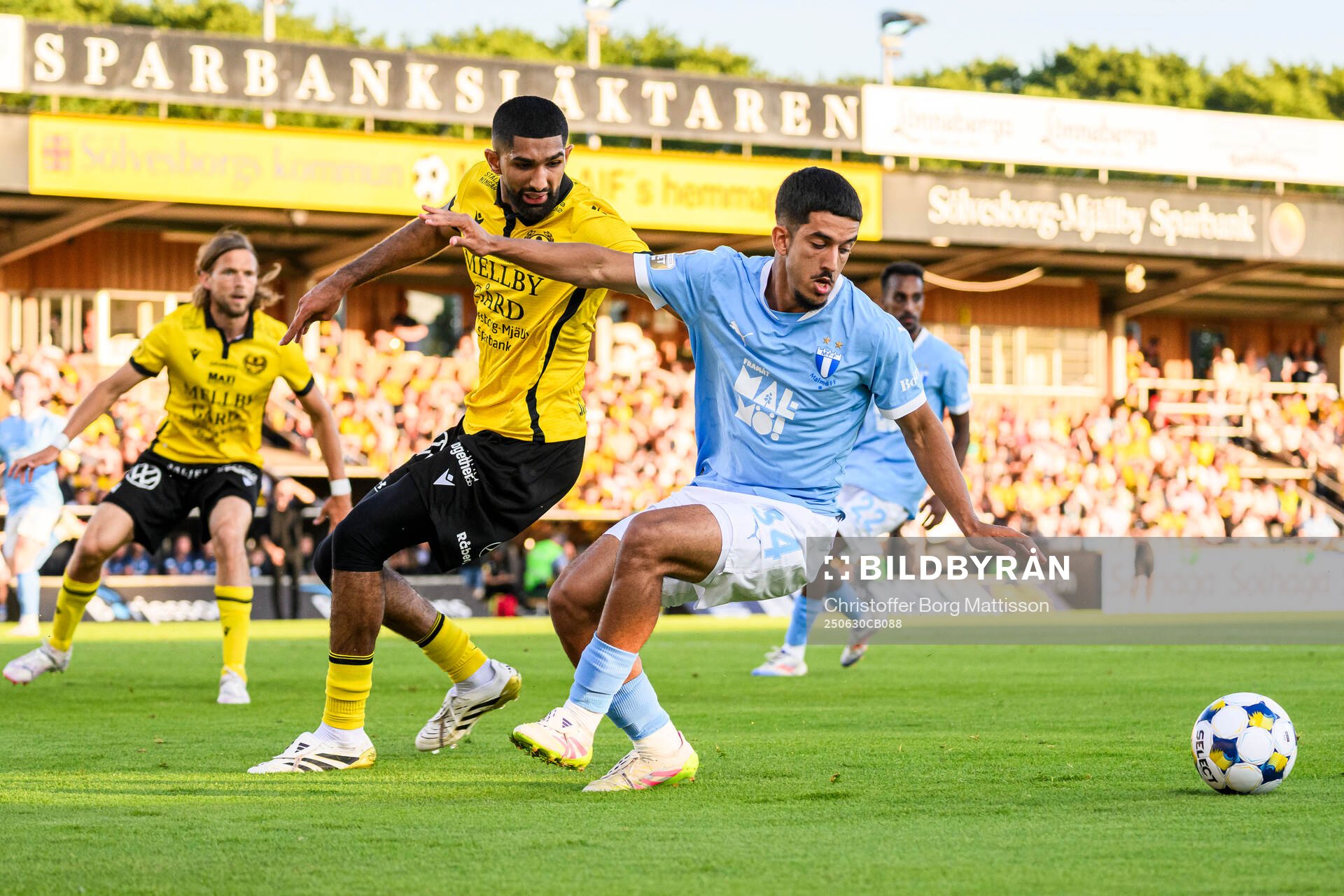 Mjällbys Abdullah Iqbal och Malmö FFs Zakaria Loukili
