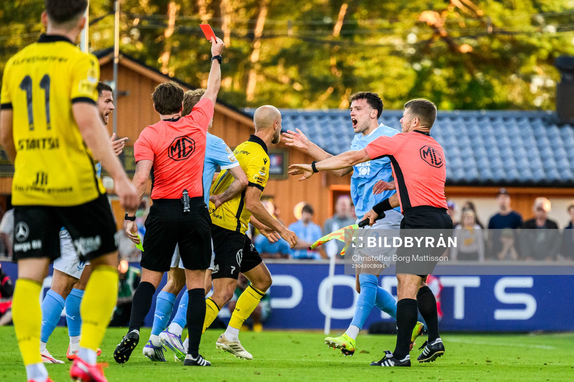Malmö FFs Colin Rösler tilldelas rött kort