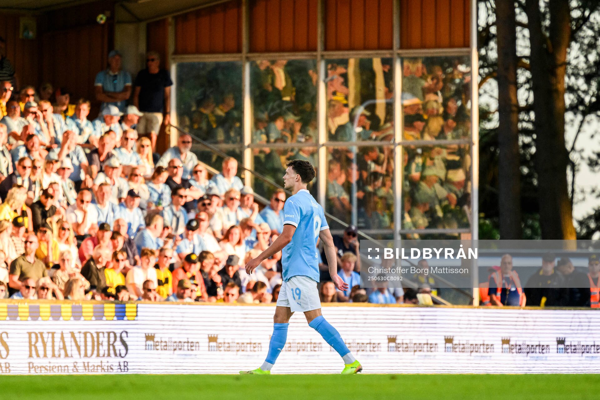 Malmö FFs Colin Rösler lämnar planen
