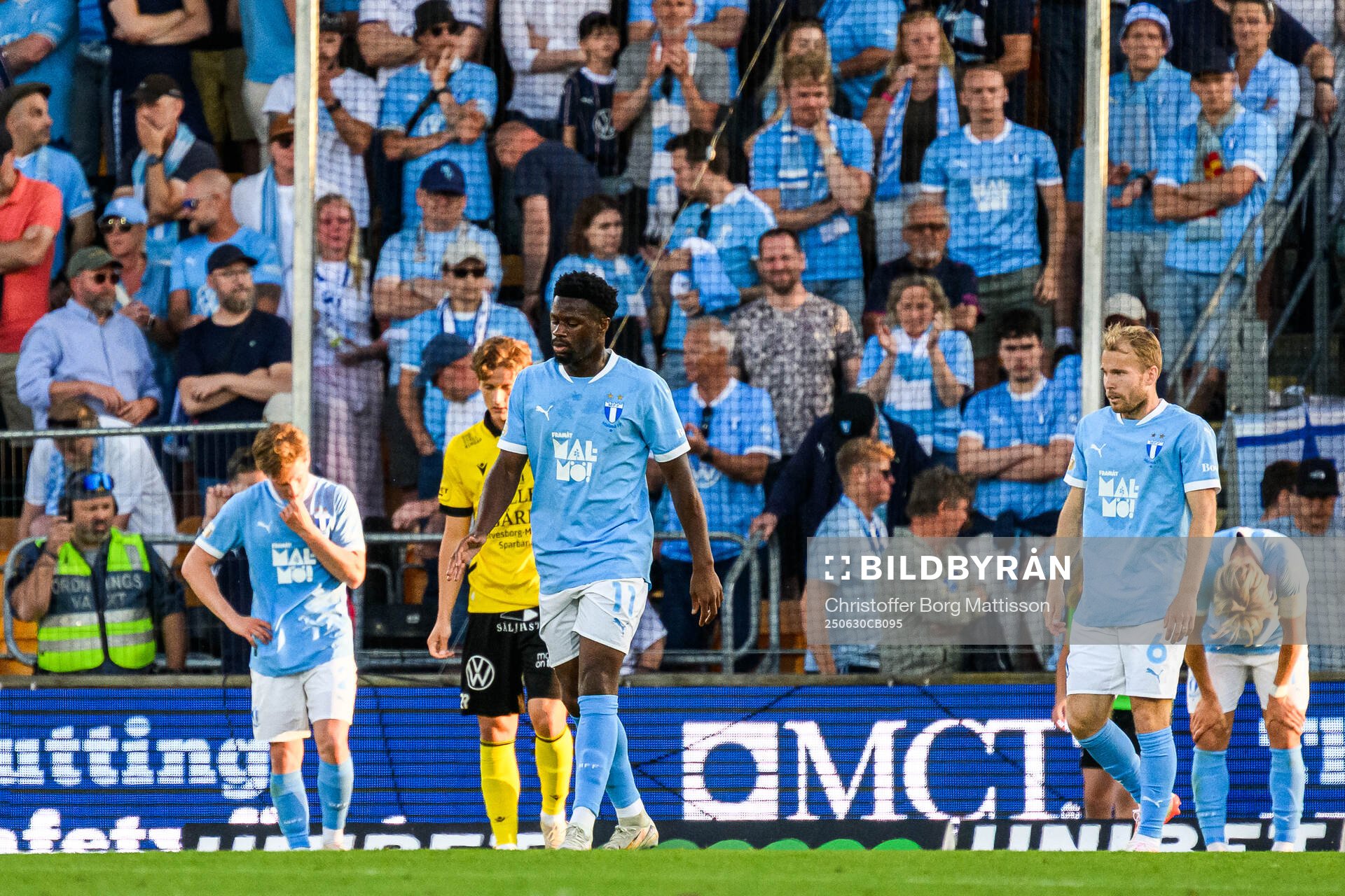 Malmö FFs Emmanuel Ekong och Oscar Lewicki deppar