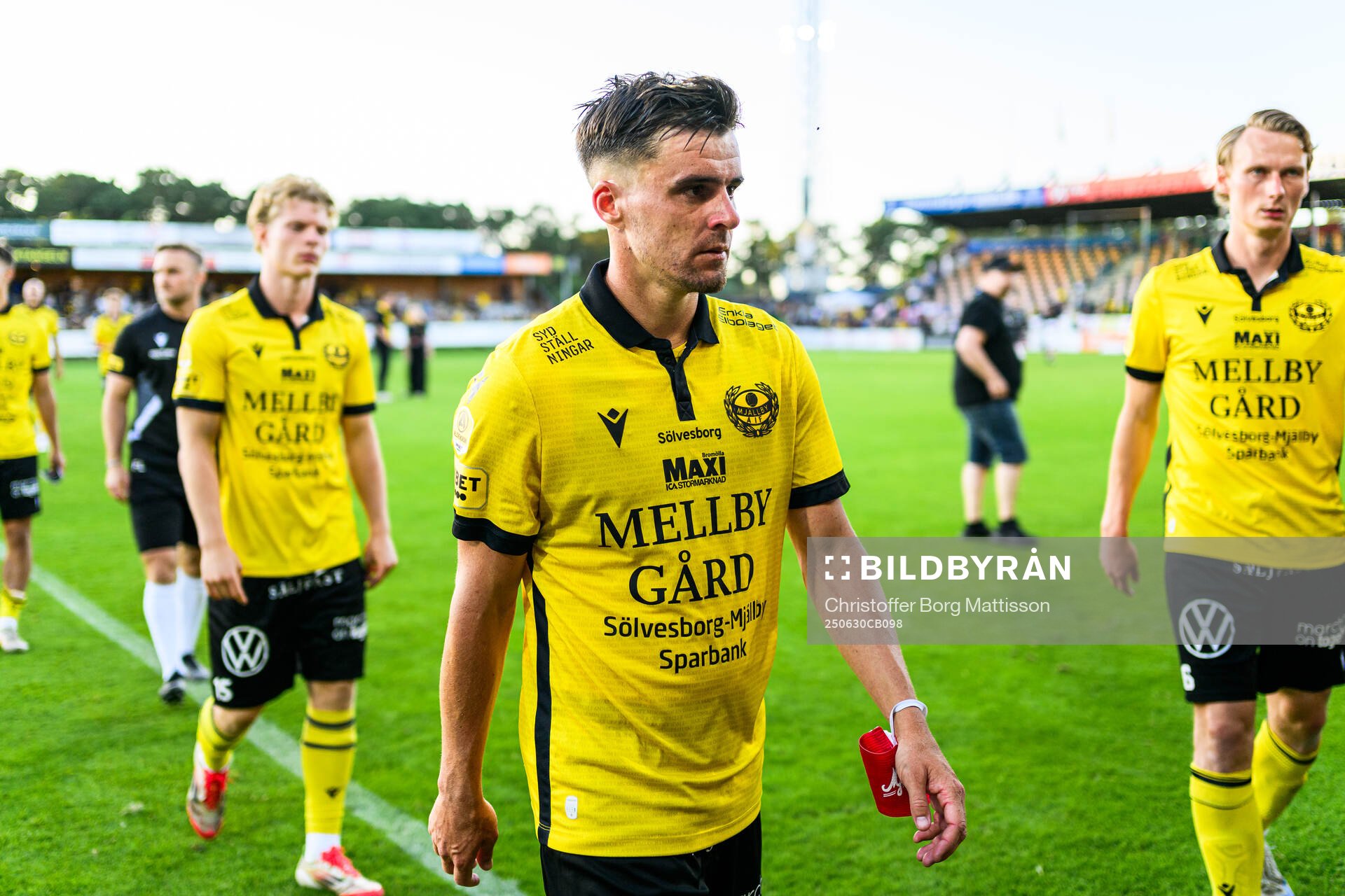 Mjällbys Jesper Gustavsson och Alexander Johansson deppar