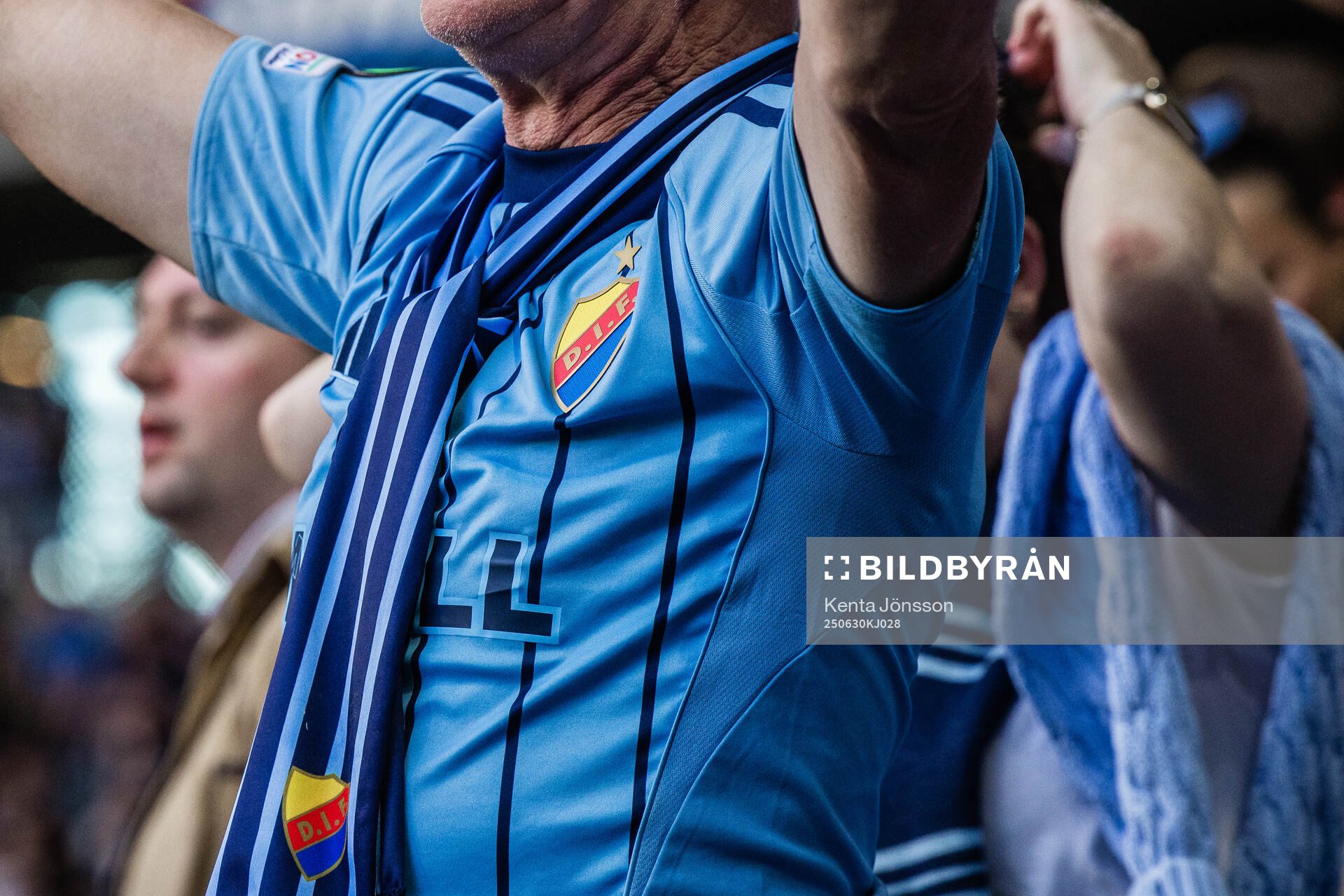 Djurgårdens supportrar med halsduk och matchtröja