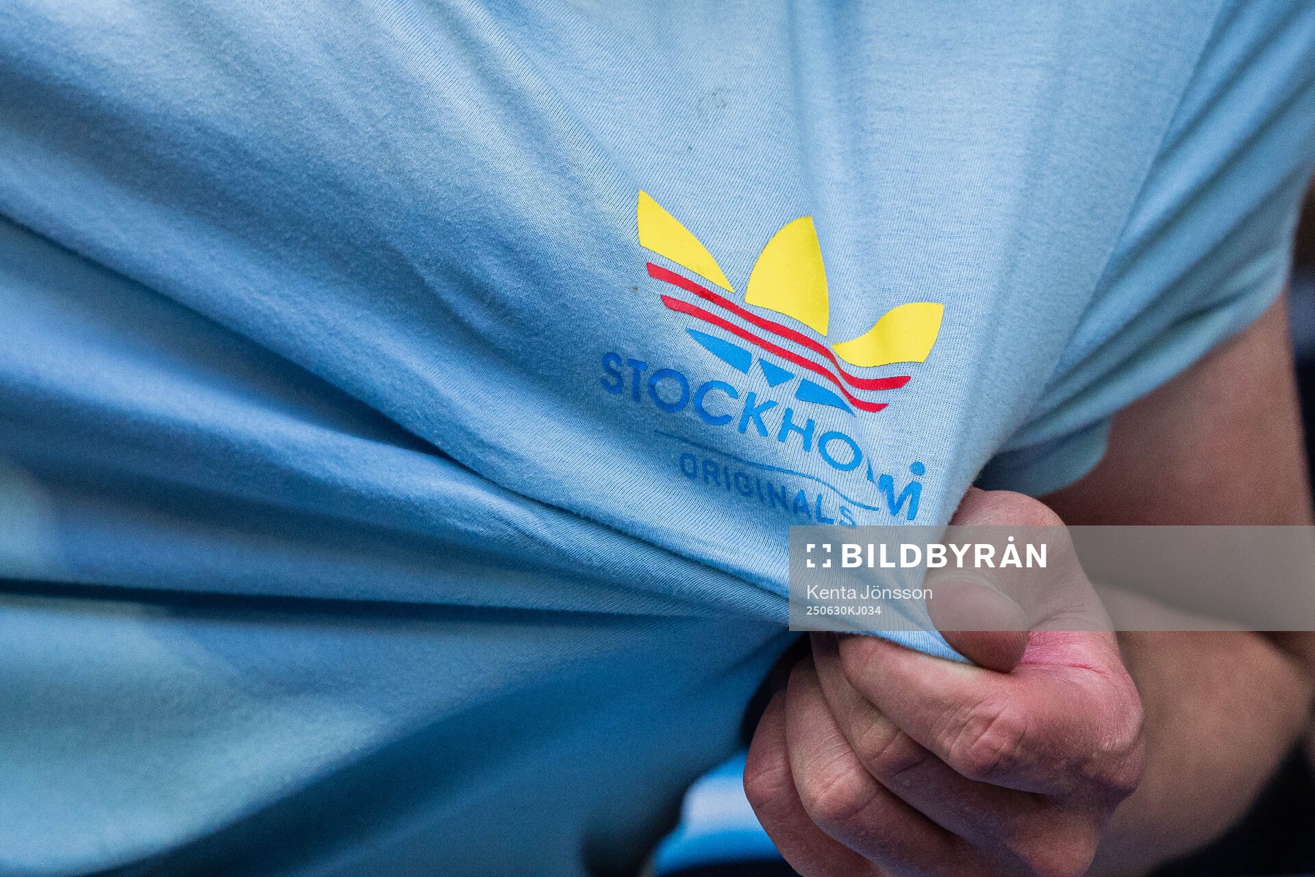 Djurgårdens supportrar med Adidas logotyp i lubbfärger
