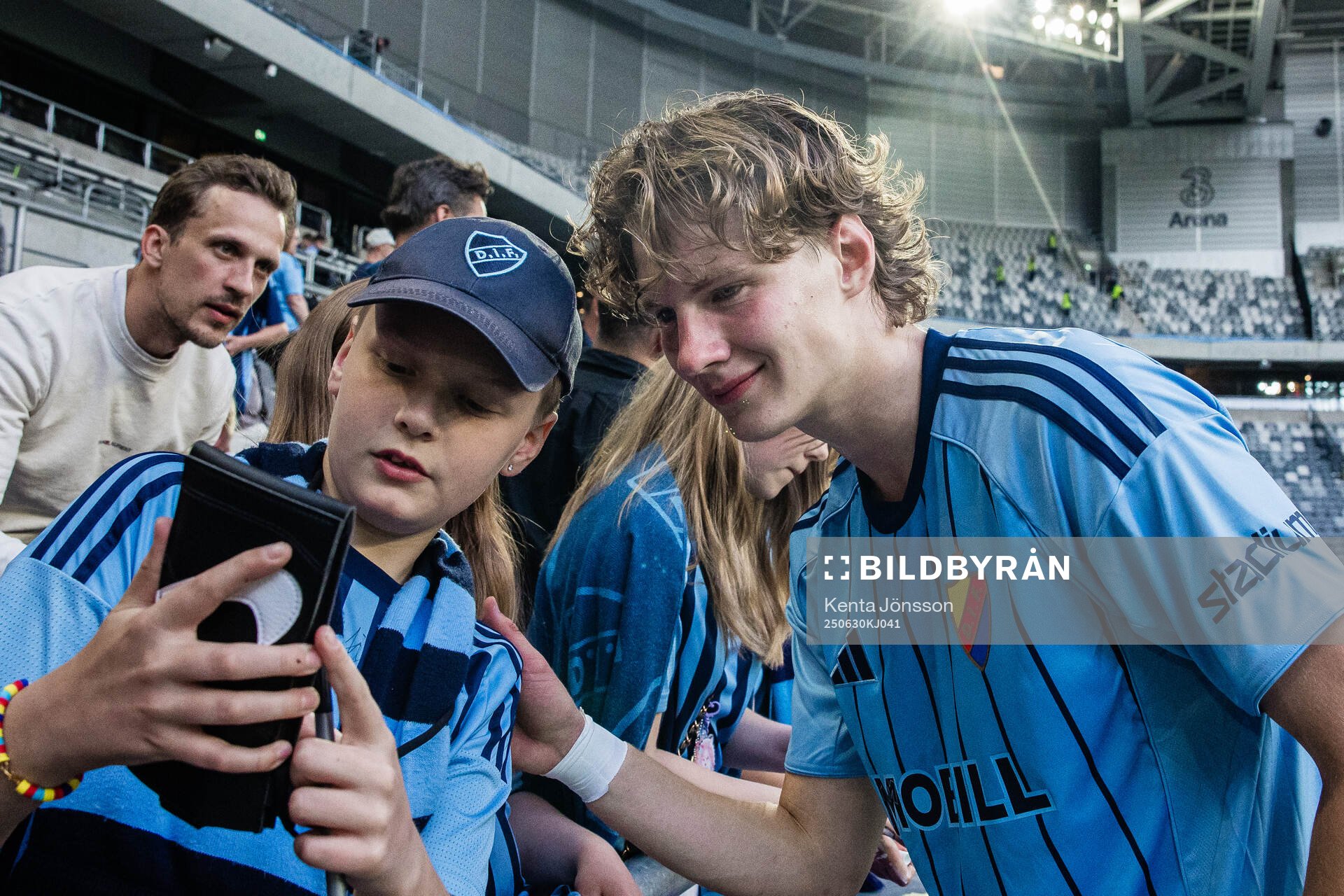Djurgårdens August Priske Flyger med supportrar