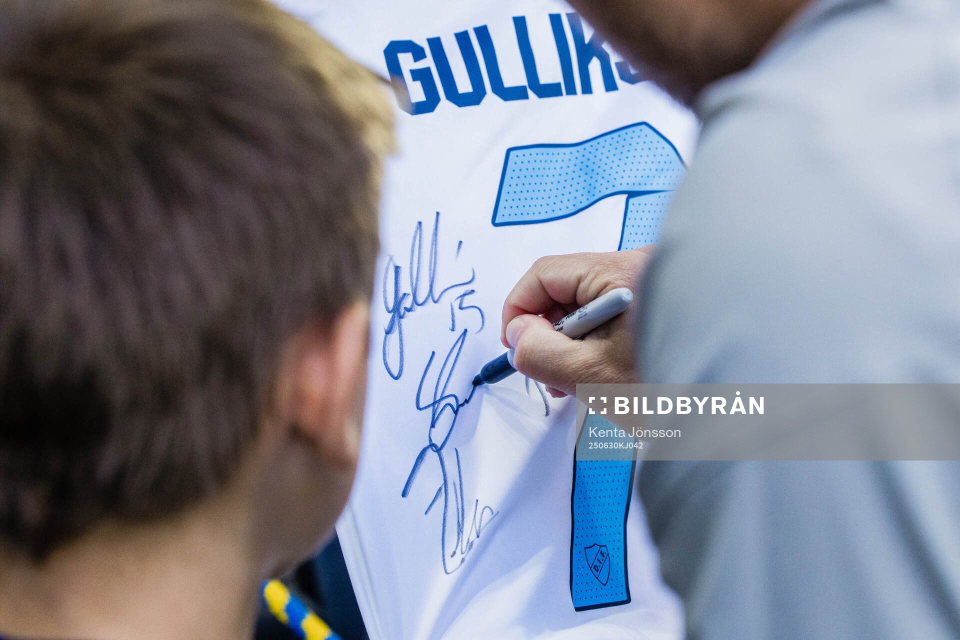 Autografskrivning med Djurgårdens supportrar