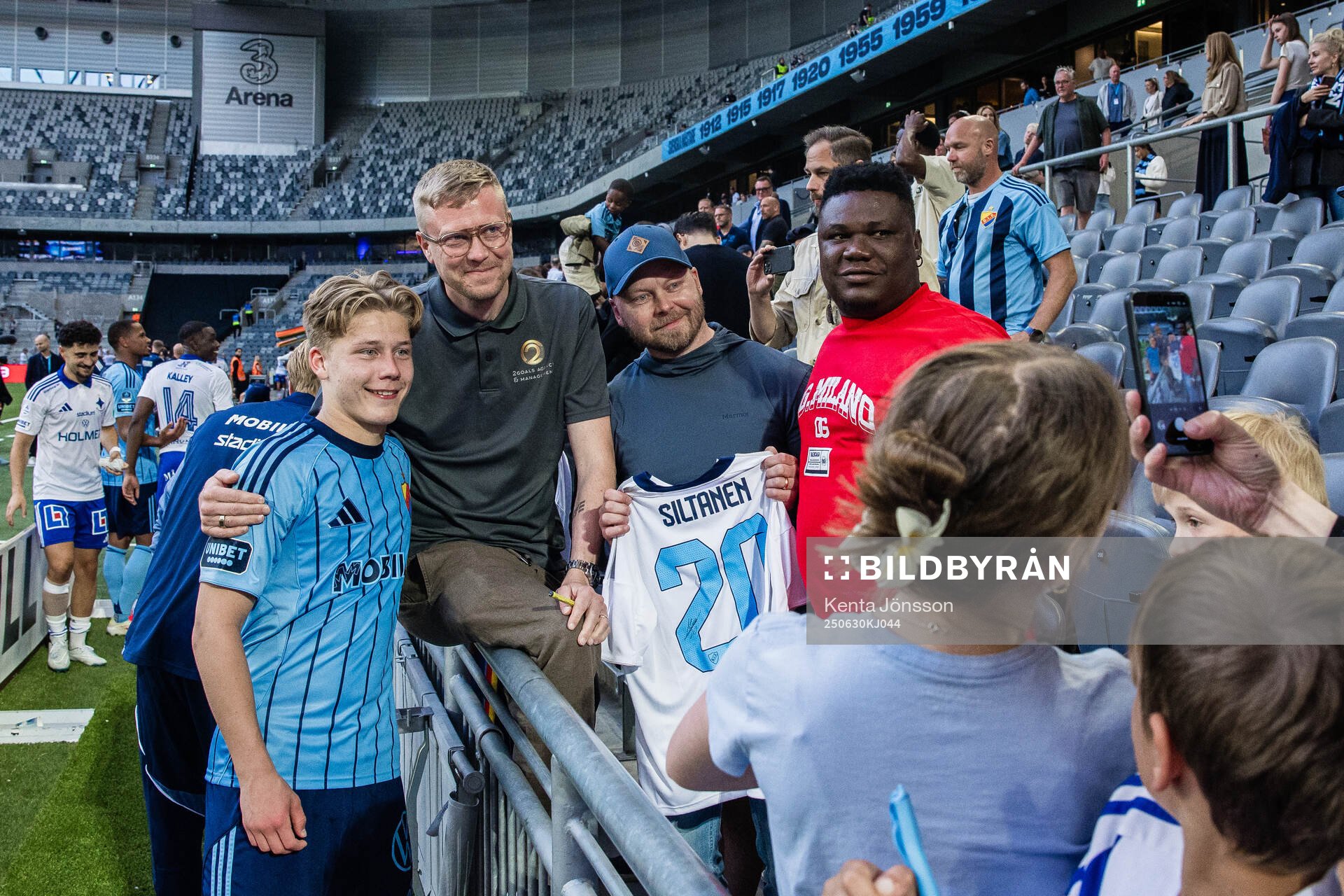 Djurgårdens Matias Siltanen med supportrar