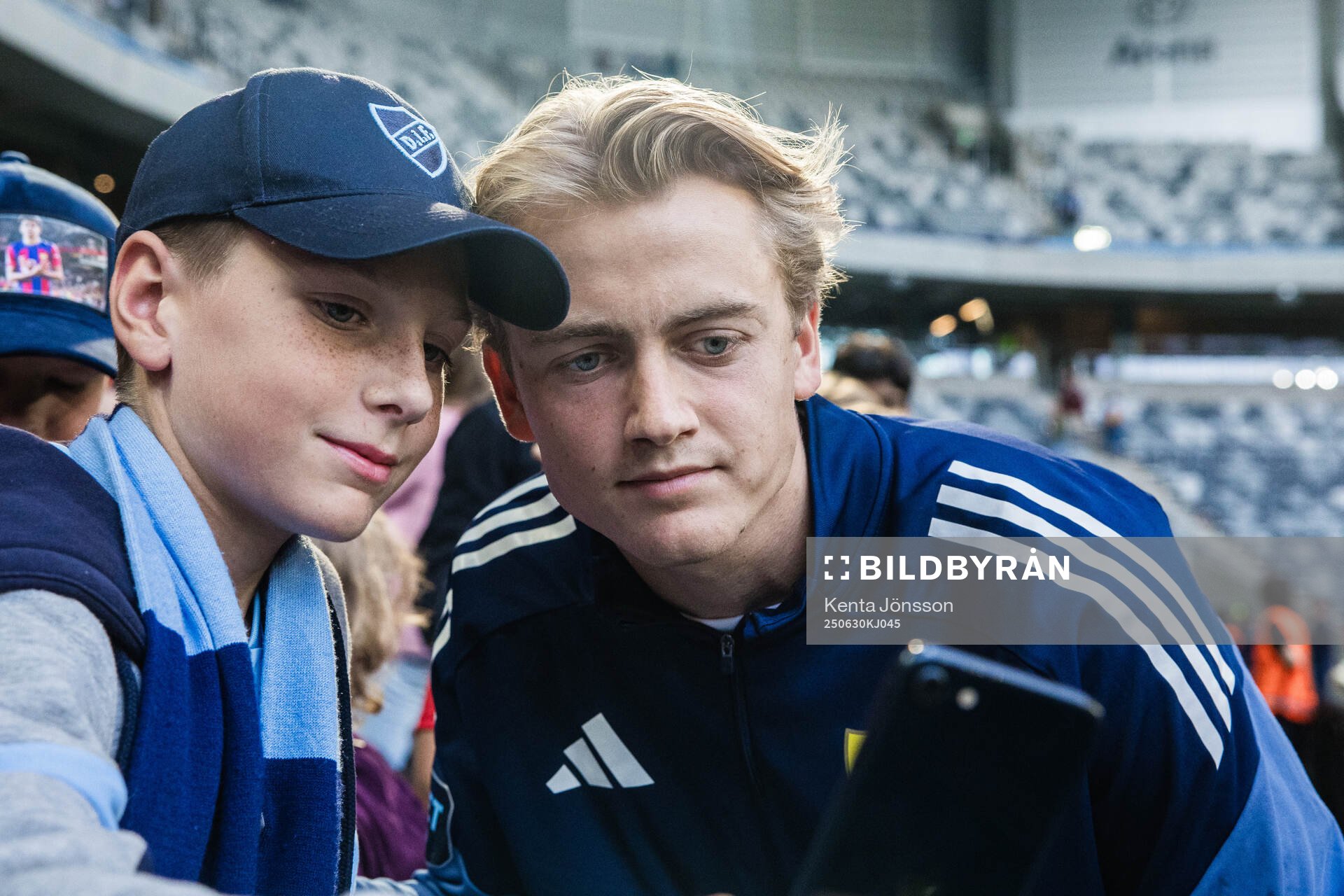 Djurgårdens Oskar Fallenius med supportrar