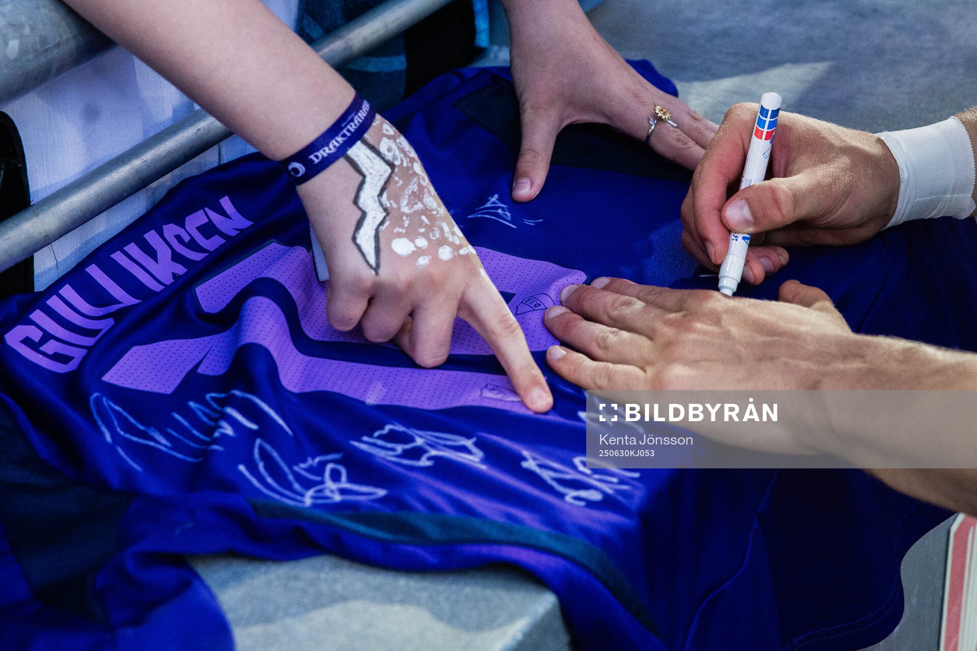 Autografskrivning med Djurgårdens supportrar