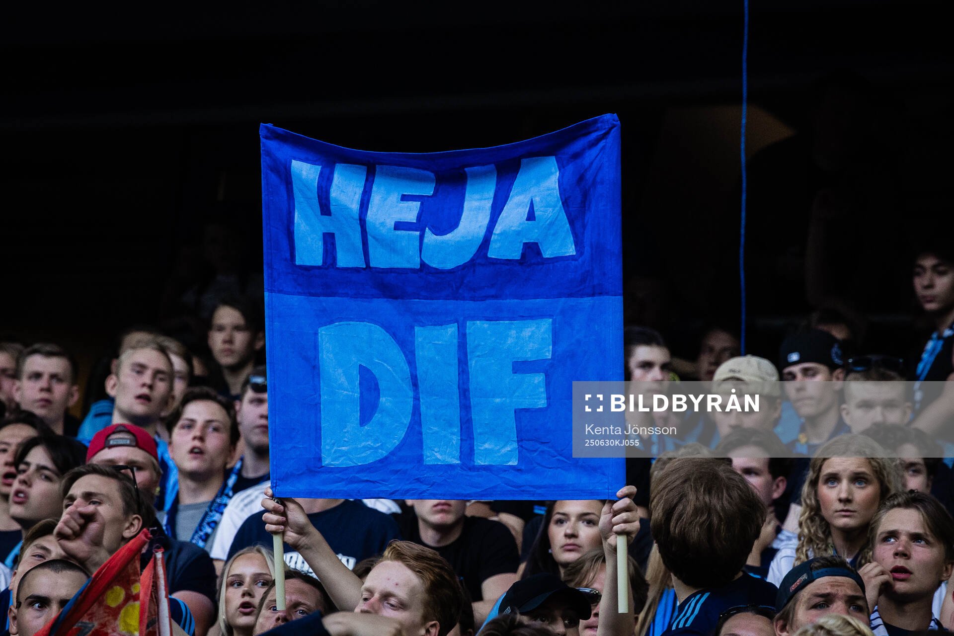 Djurgårdens supportrar med en tvåpinnsflagga
