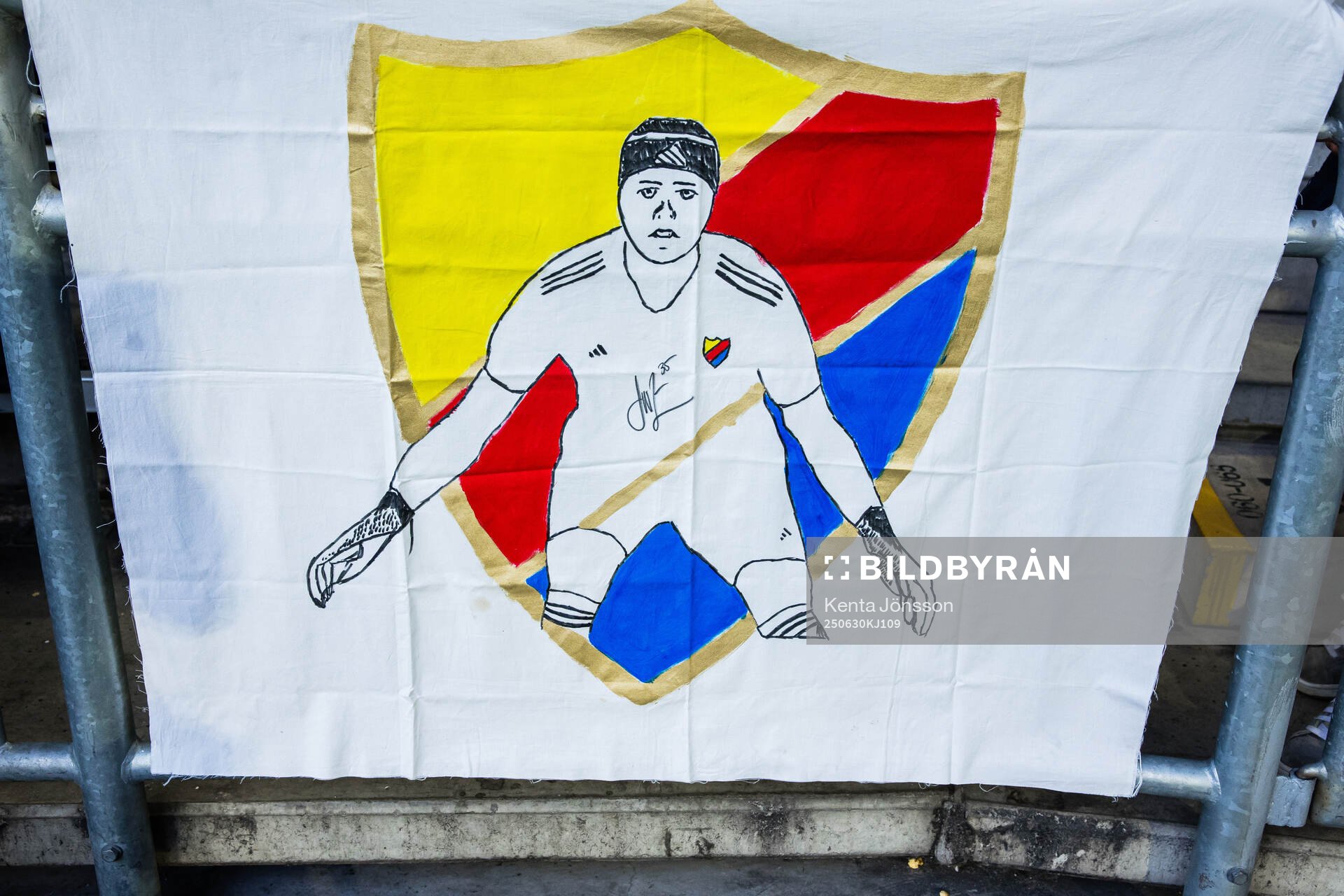 Djurgårdens supportrar med en flagga