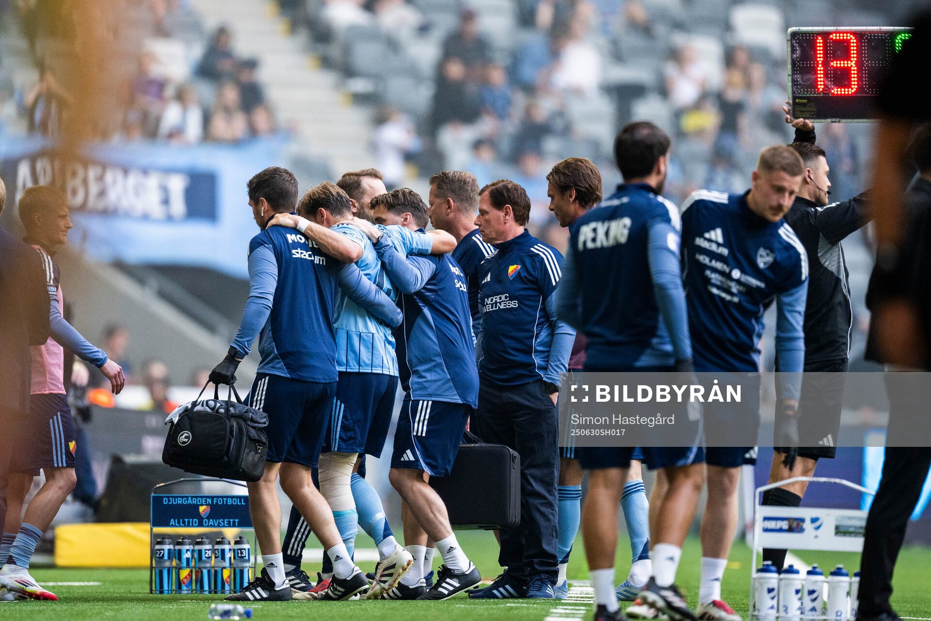 Djurgårdens Daniel Stensson lämnar planen