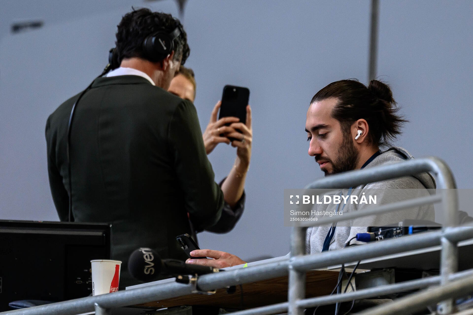 Irma och Mika Zibanejad på läktarplats