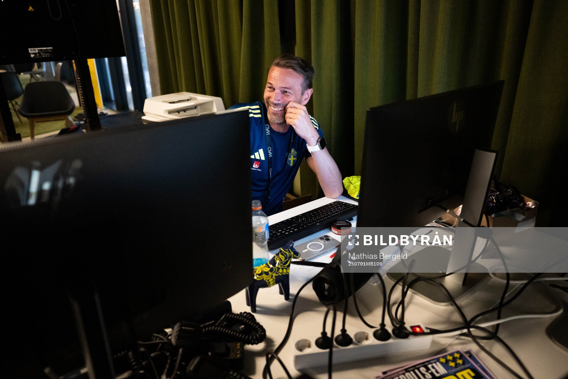 Coordinator Magnus Andersson by his computer at a walk