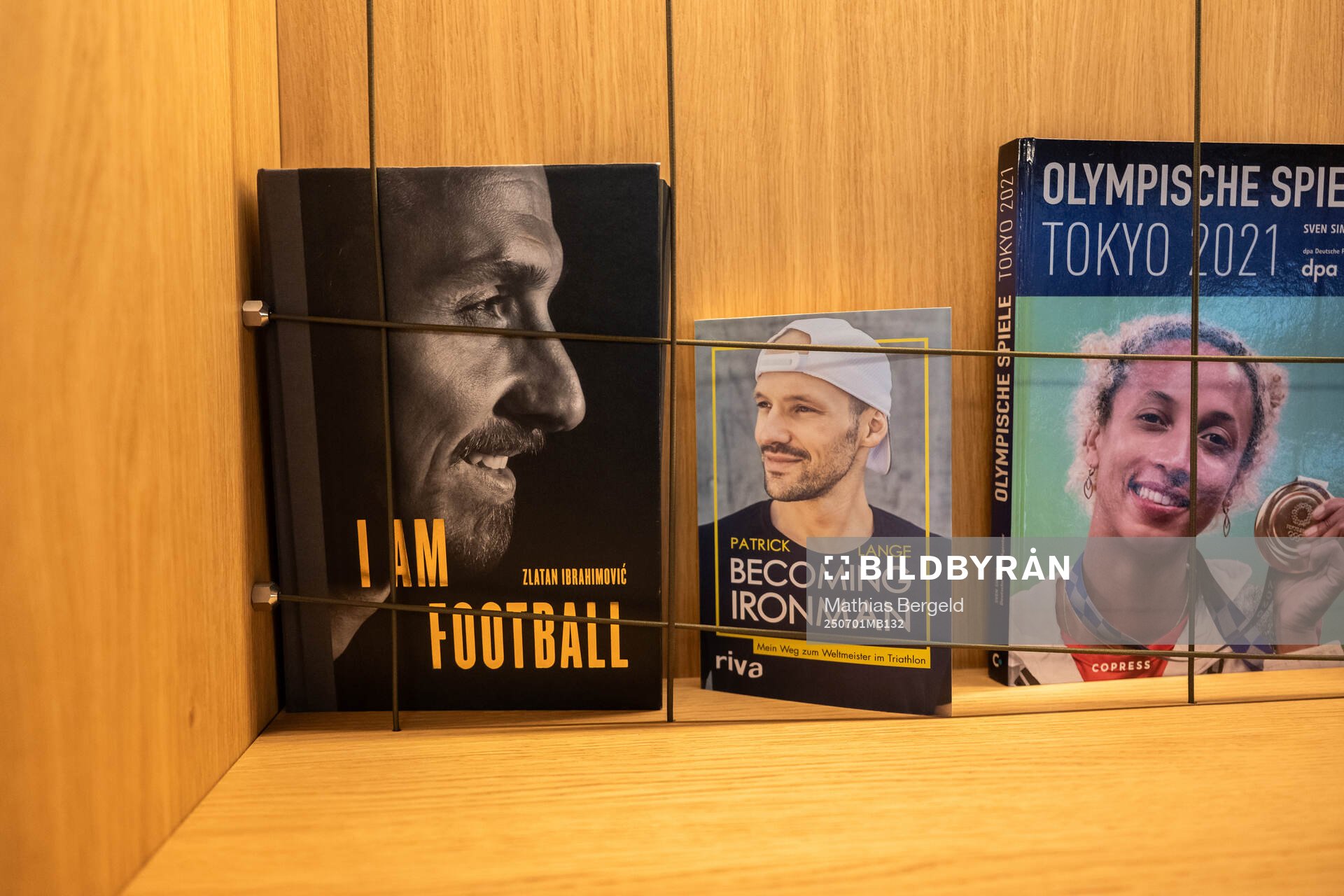 A book shelf with Zlatan Ibrahimovic book I am Football is
