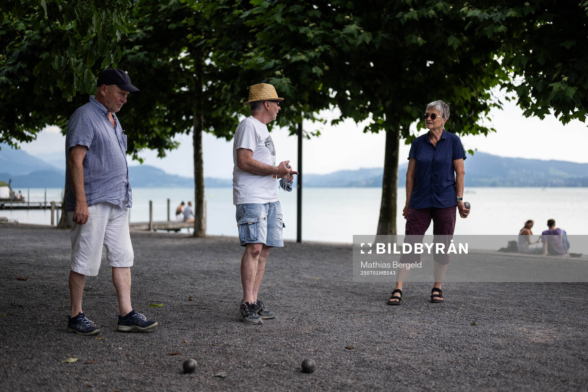 Beat, Max och Elisabeth spelar boule
