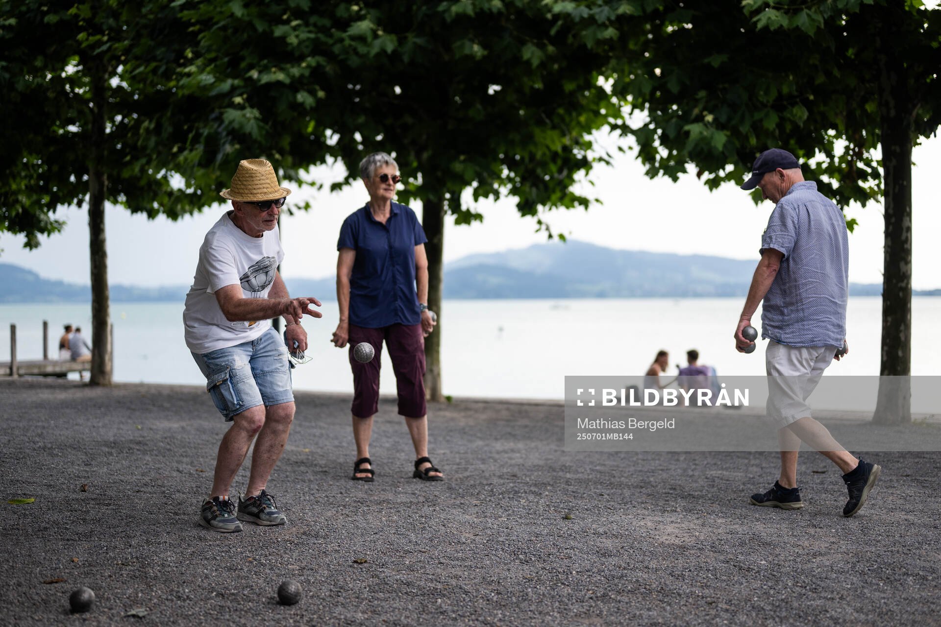Max, Elisabeth och Beat spelar boule
