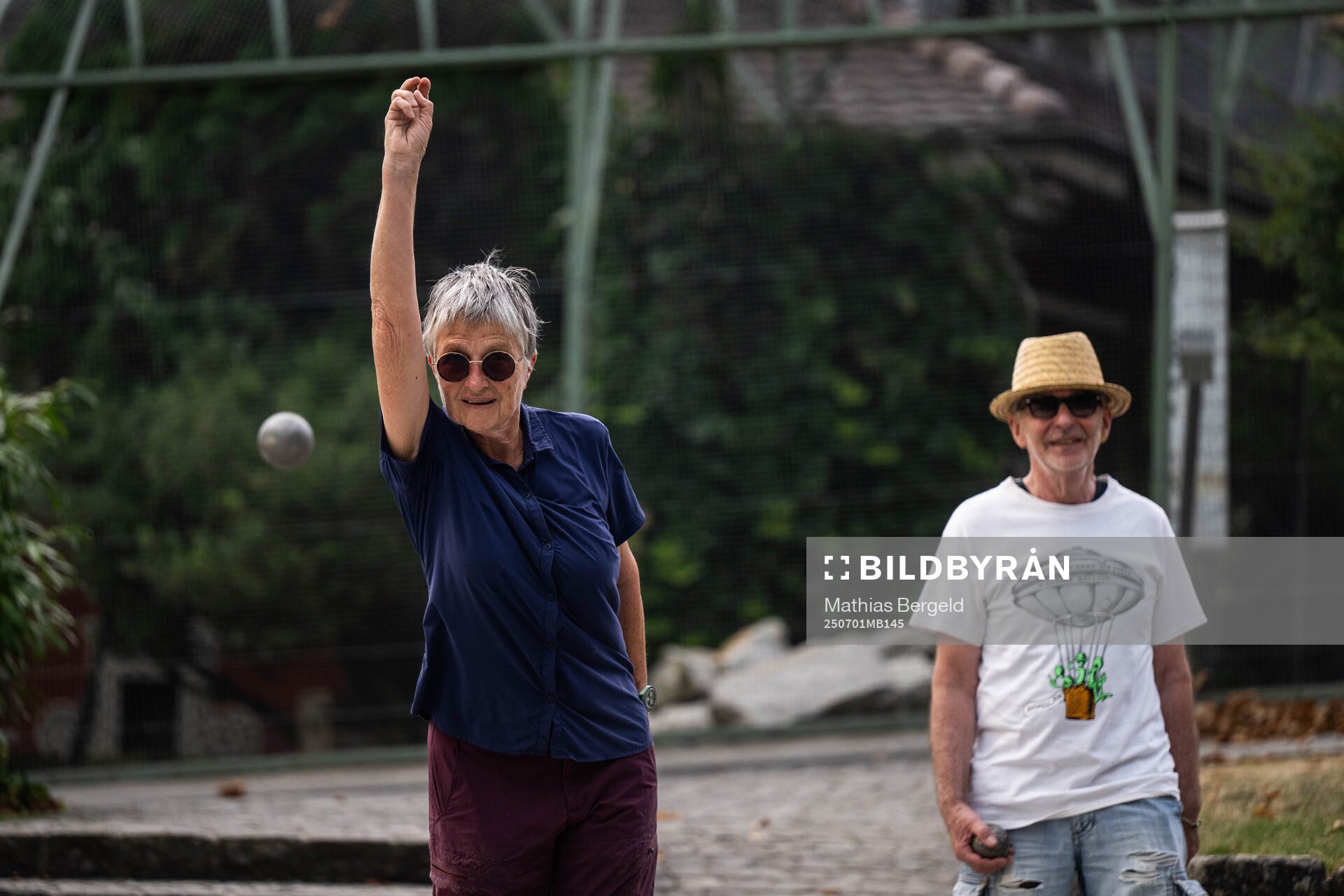 Elisabeth och Max spelar boule