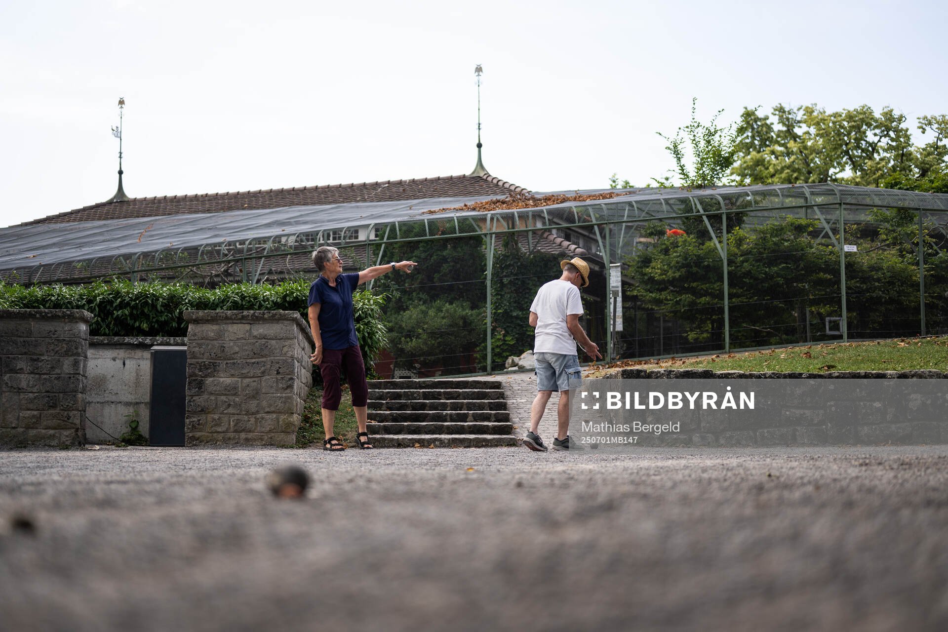 Elisabeth och Max spelar boule