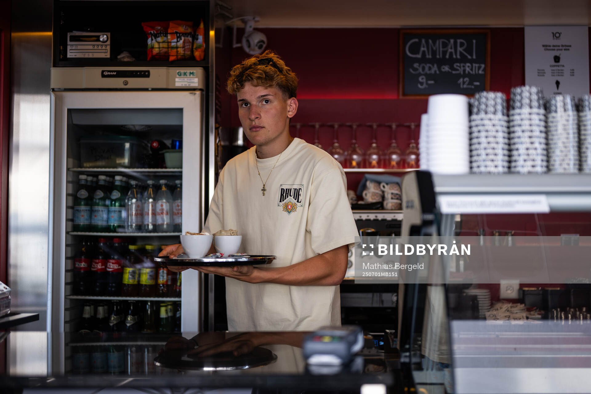 Artemeu serverar kaffe och glass