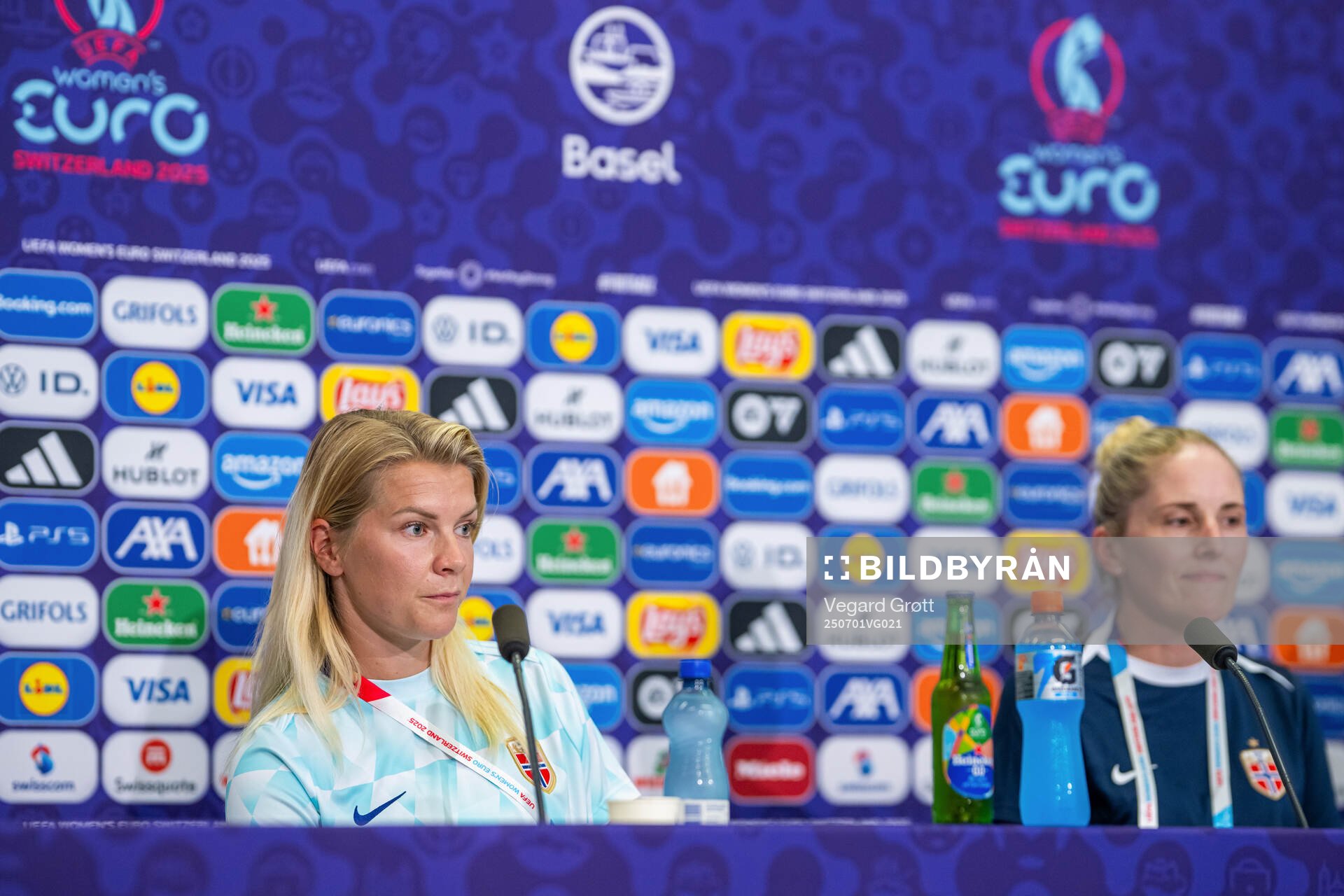 Ada Hegerberg and head coach Gemma Grainger of the