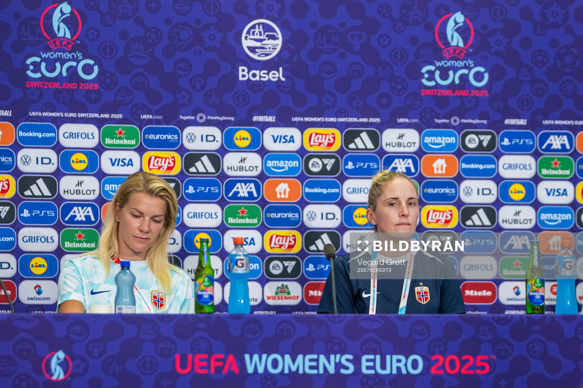 Ada Hegerberg and head coach Gemma Grainger of the
