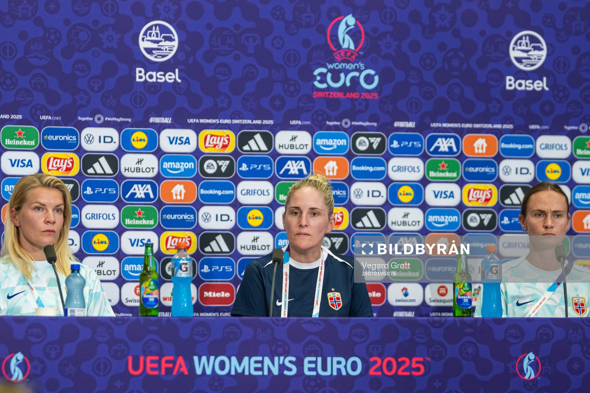 Ada Hegerberg, head coach Gemma Grainger and Caroline