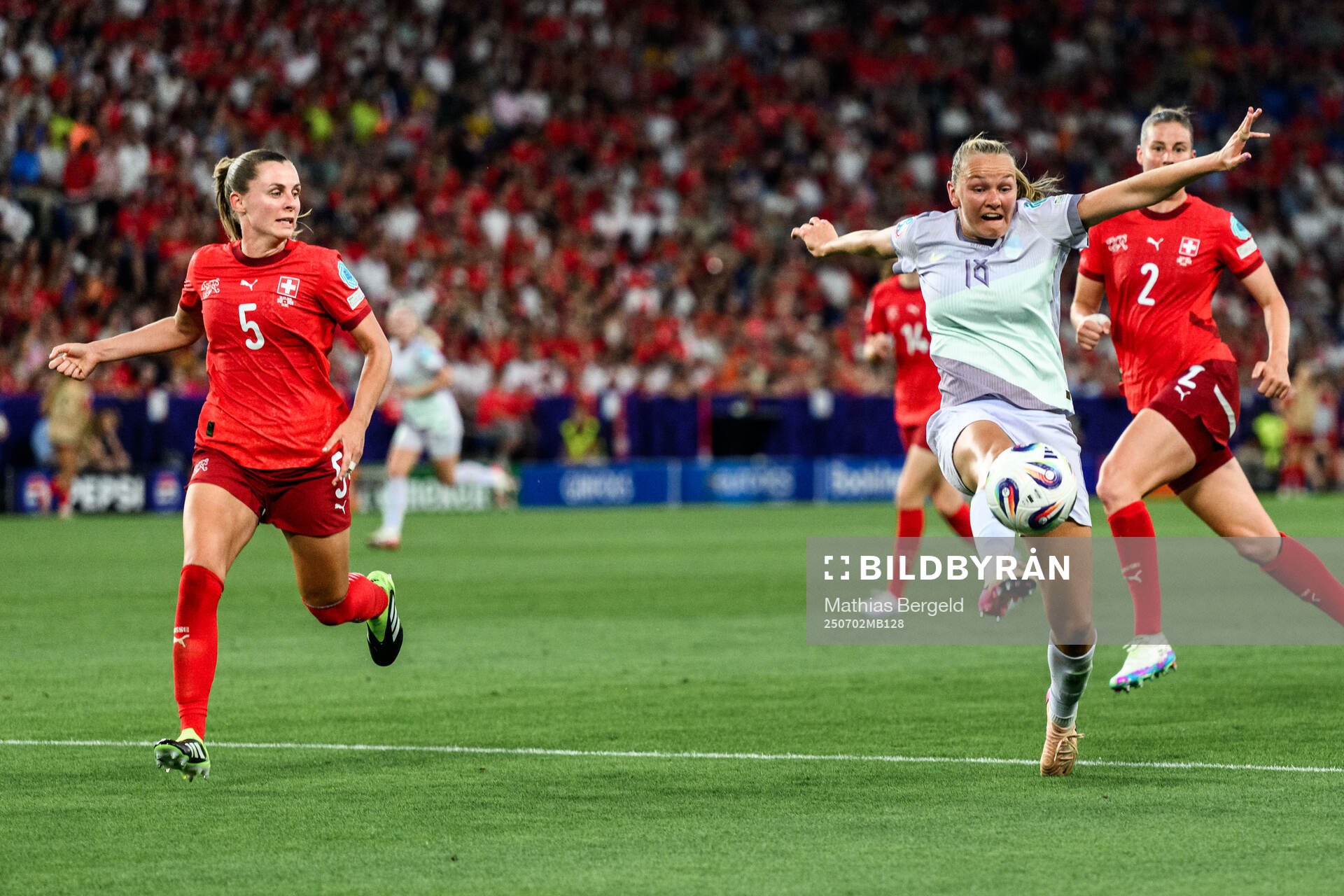 Noelle Maritz of Switzerland and Frida Maanum of Norway