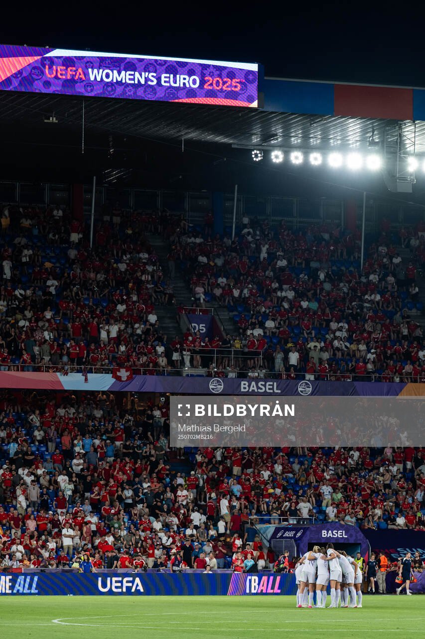 Players of Norway gather