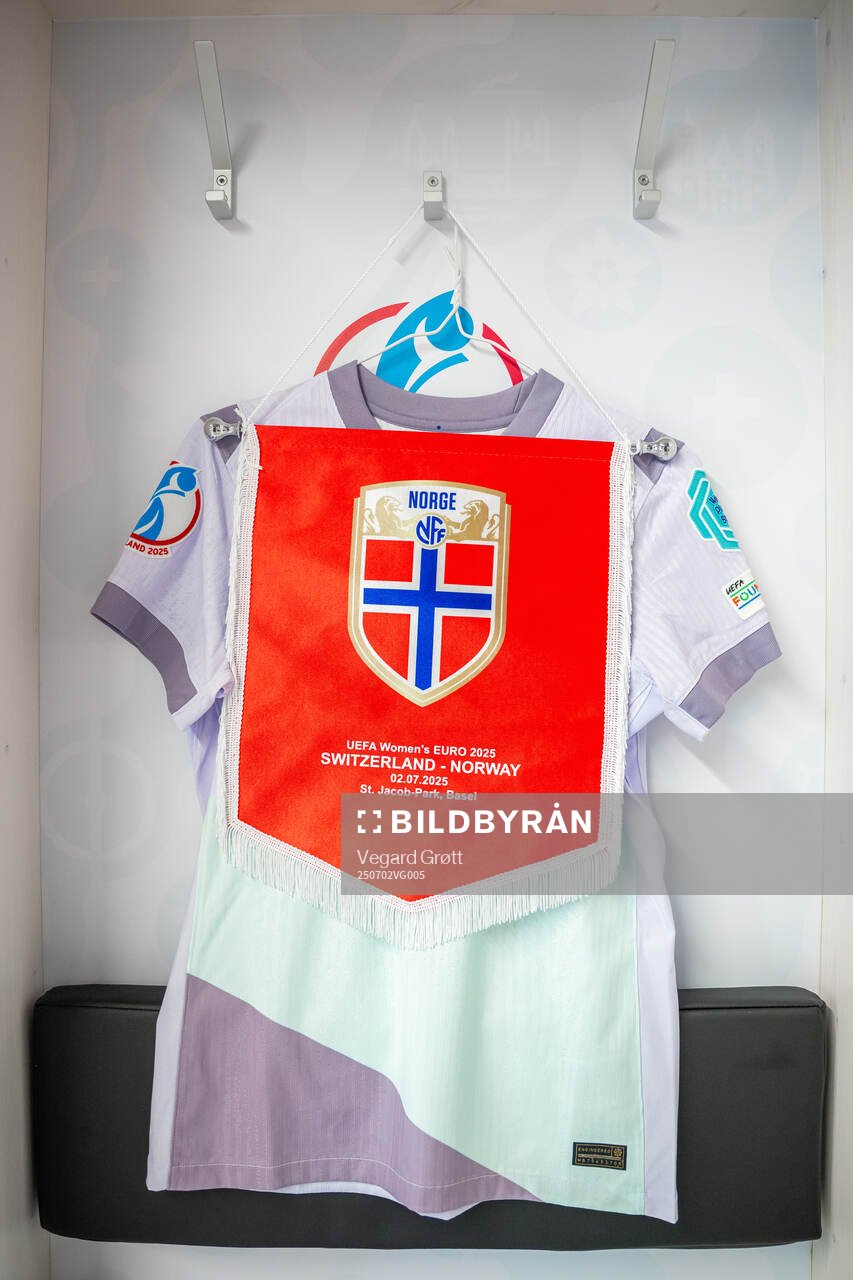 The pennant of Norway in the dressing room