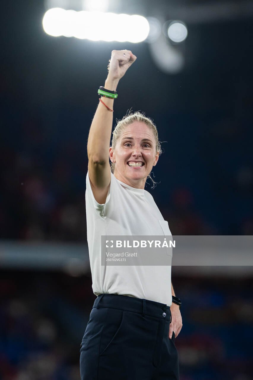 Gemma Grainger, head coach of Norway, celebrates