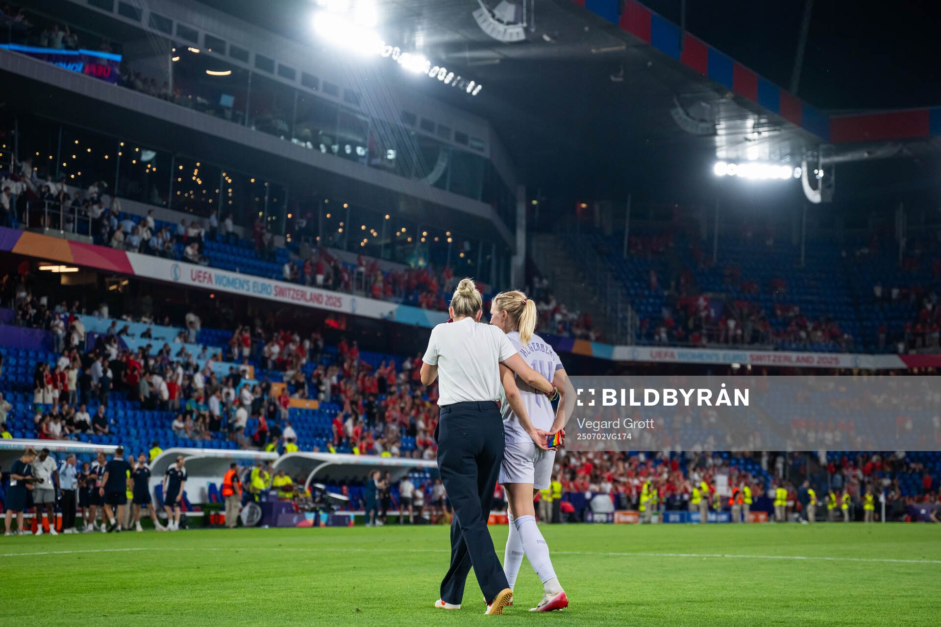 Head coach Gemma Grainger and Ada Hegerberg of Norway