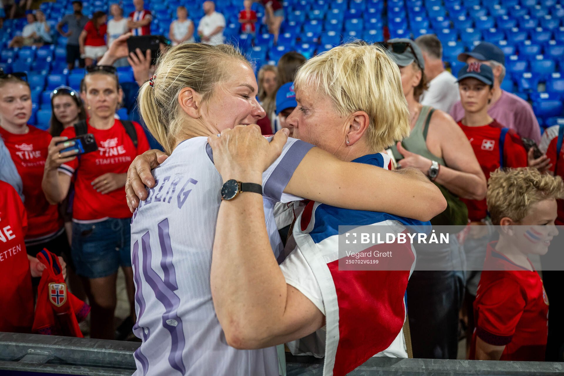 Ada Hegerberg of Norway celebrates with her mum Gerd Stolsmo