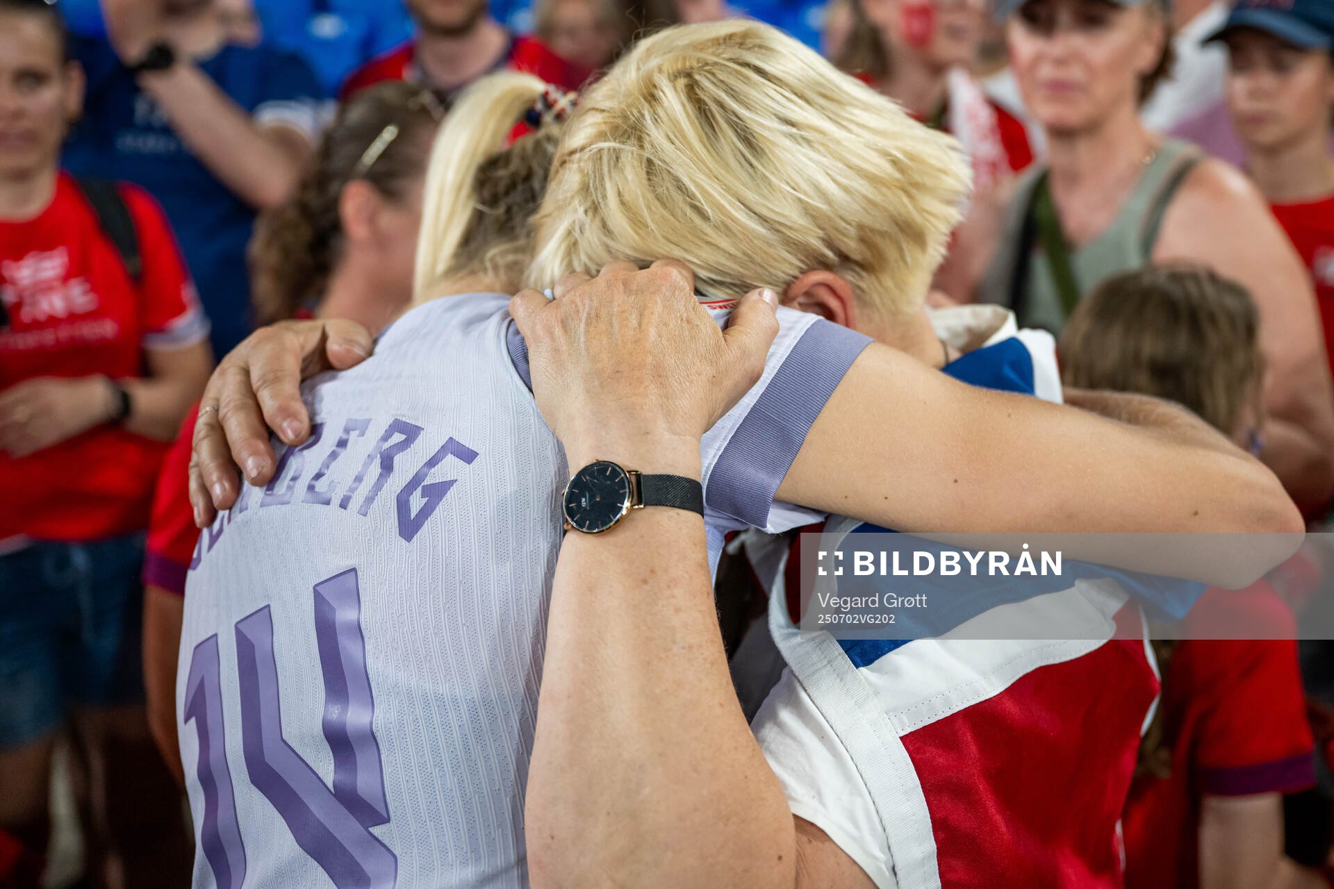 Ada Hegerberg of Norway celebrates with her mum Gerd Stolsmo