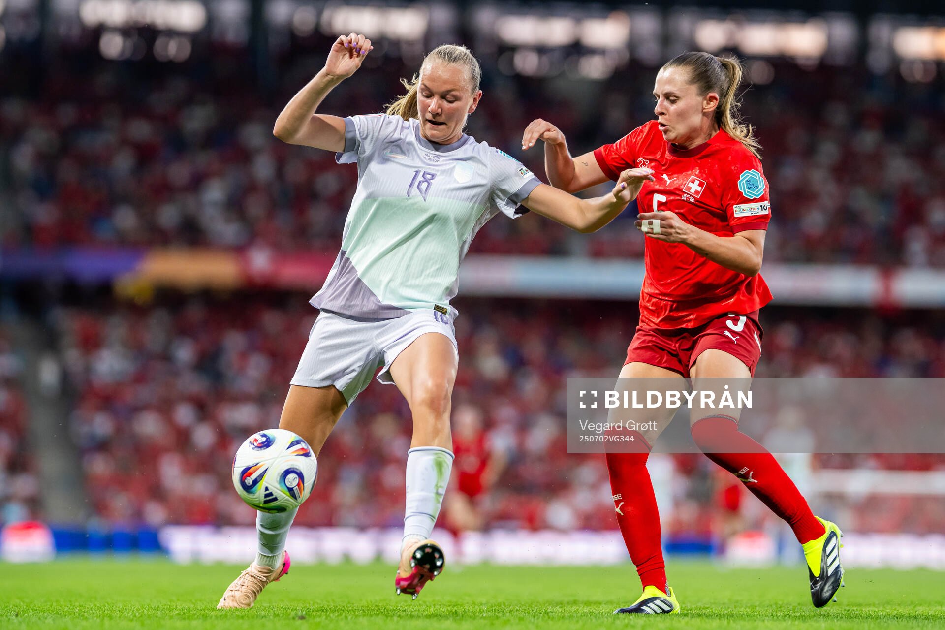Frida Maanum of Norway and Noelle Maritz of Switzerland