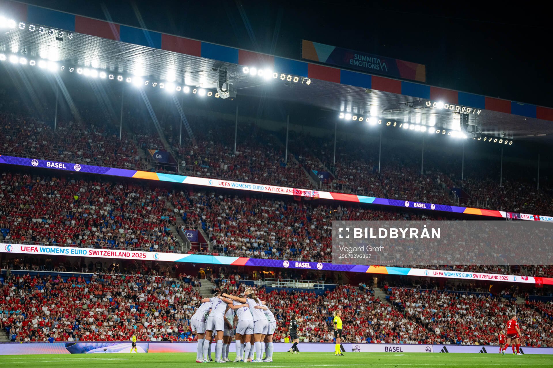 Ingrid Syrstad Engen and players of Norway celebrate