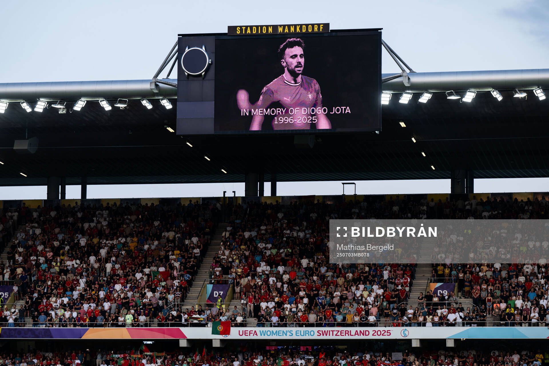 A minute of silence in memory of Diogo Jota
