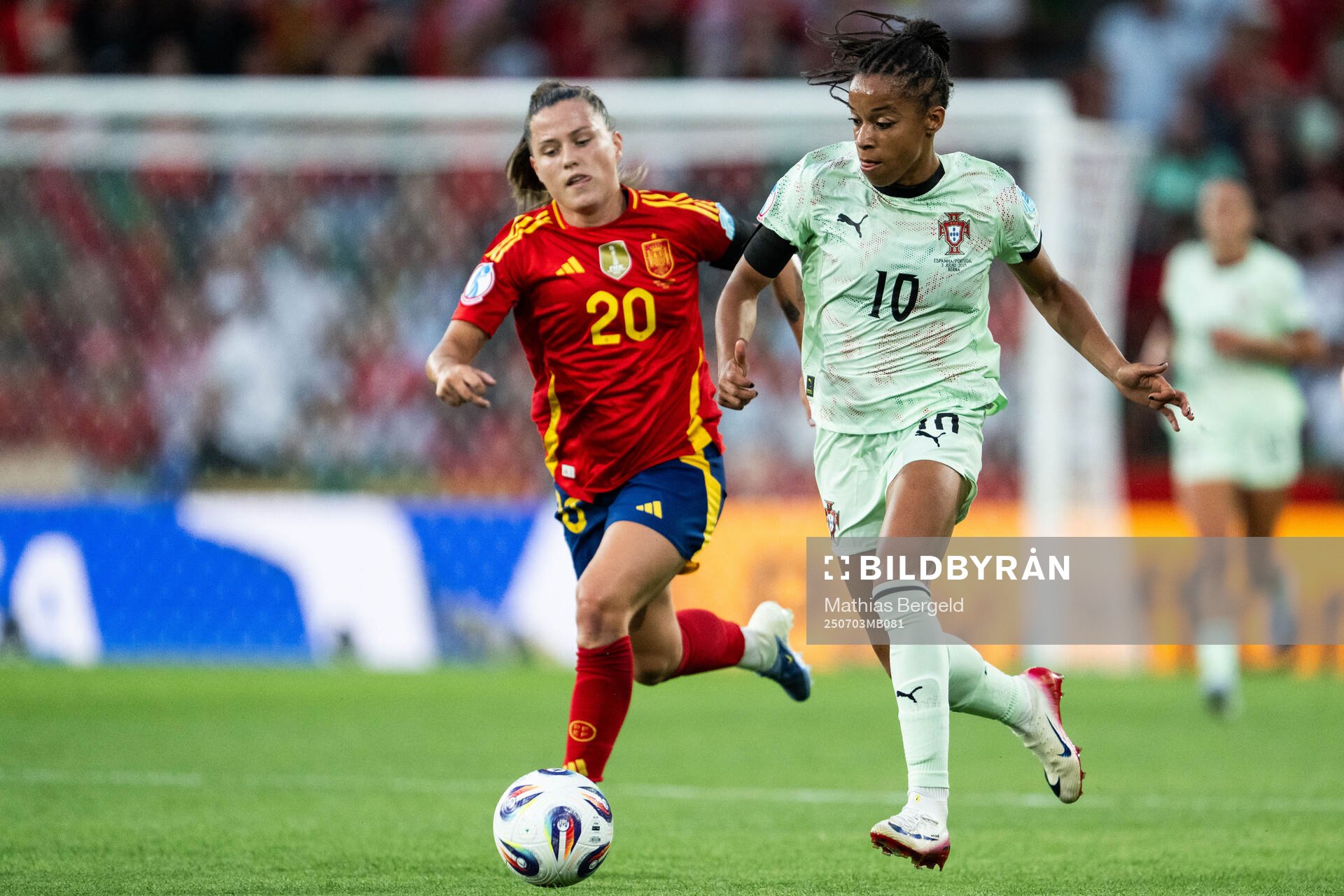 Claudia Pina of Spain and Jessica Da Silva of Portugal