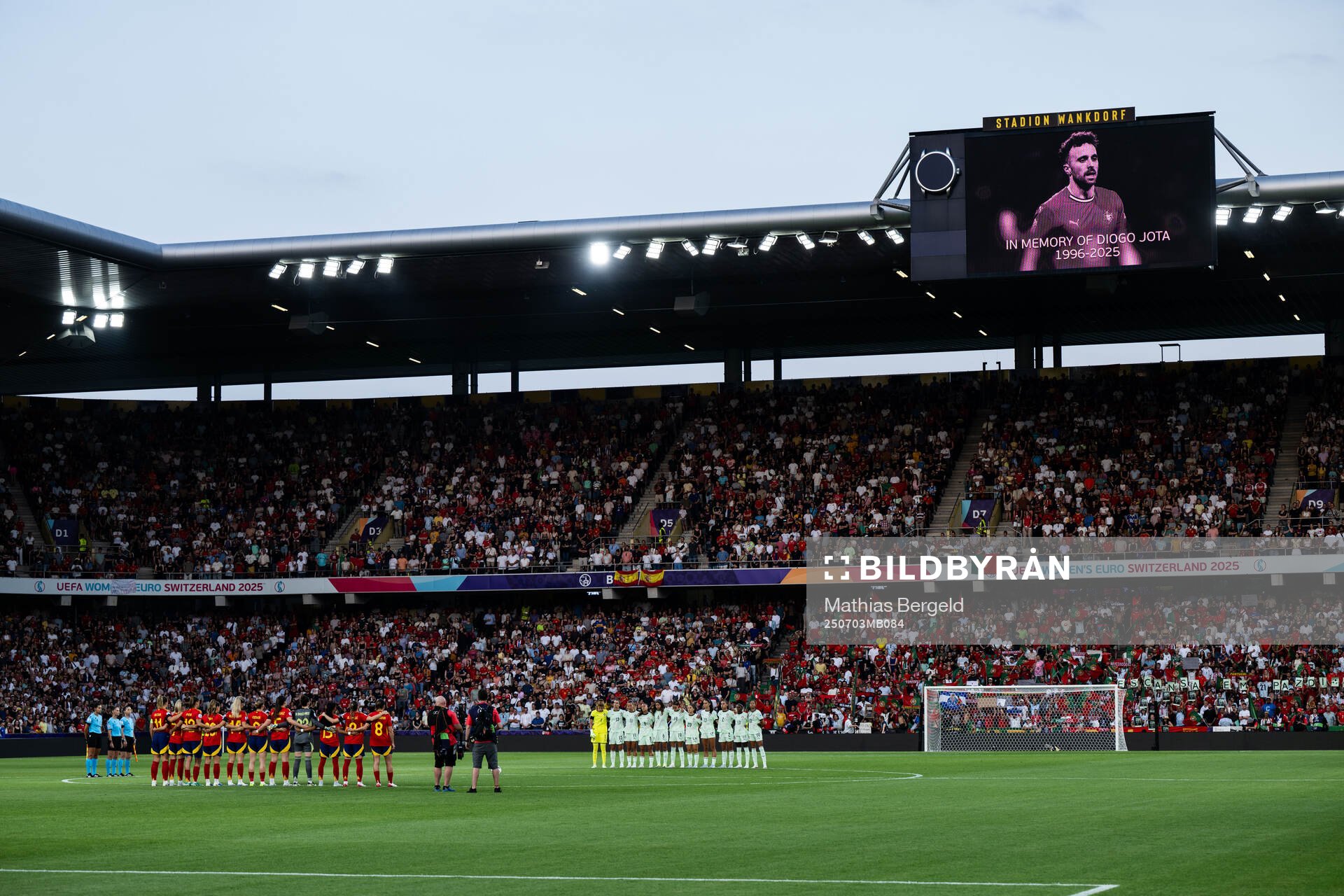 A minute of silence in memory of Diogo Jota