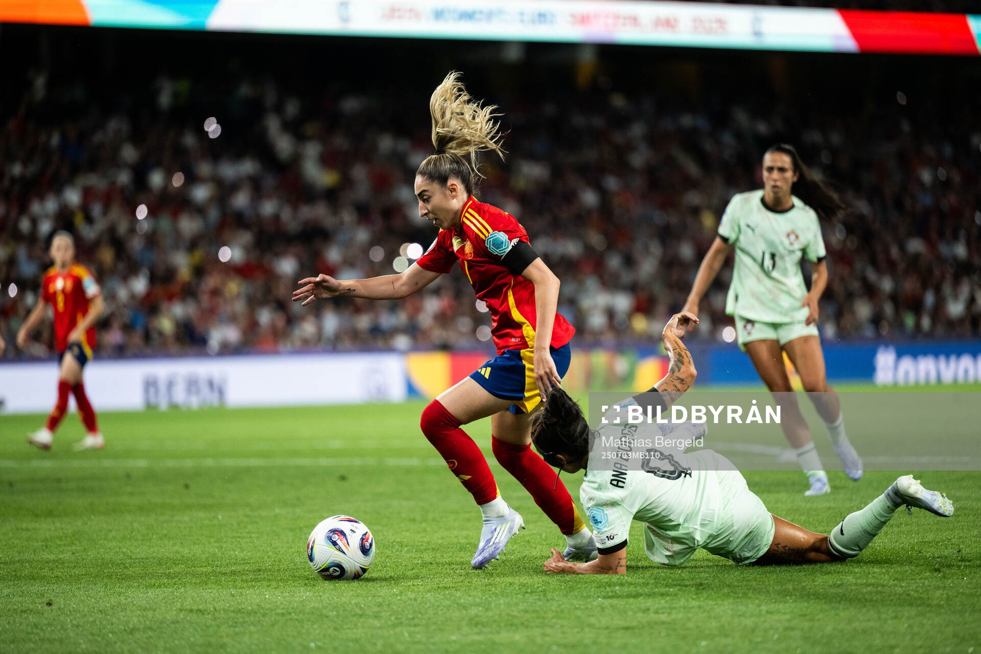 Olga Carmona of Spain and Ana Borges of Portugal