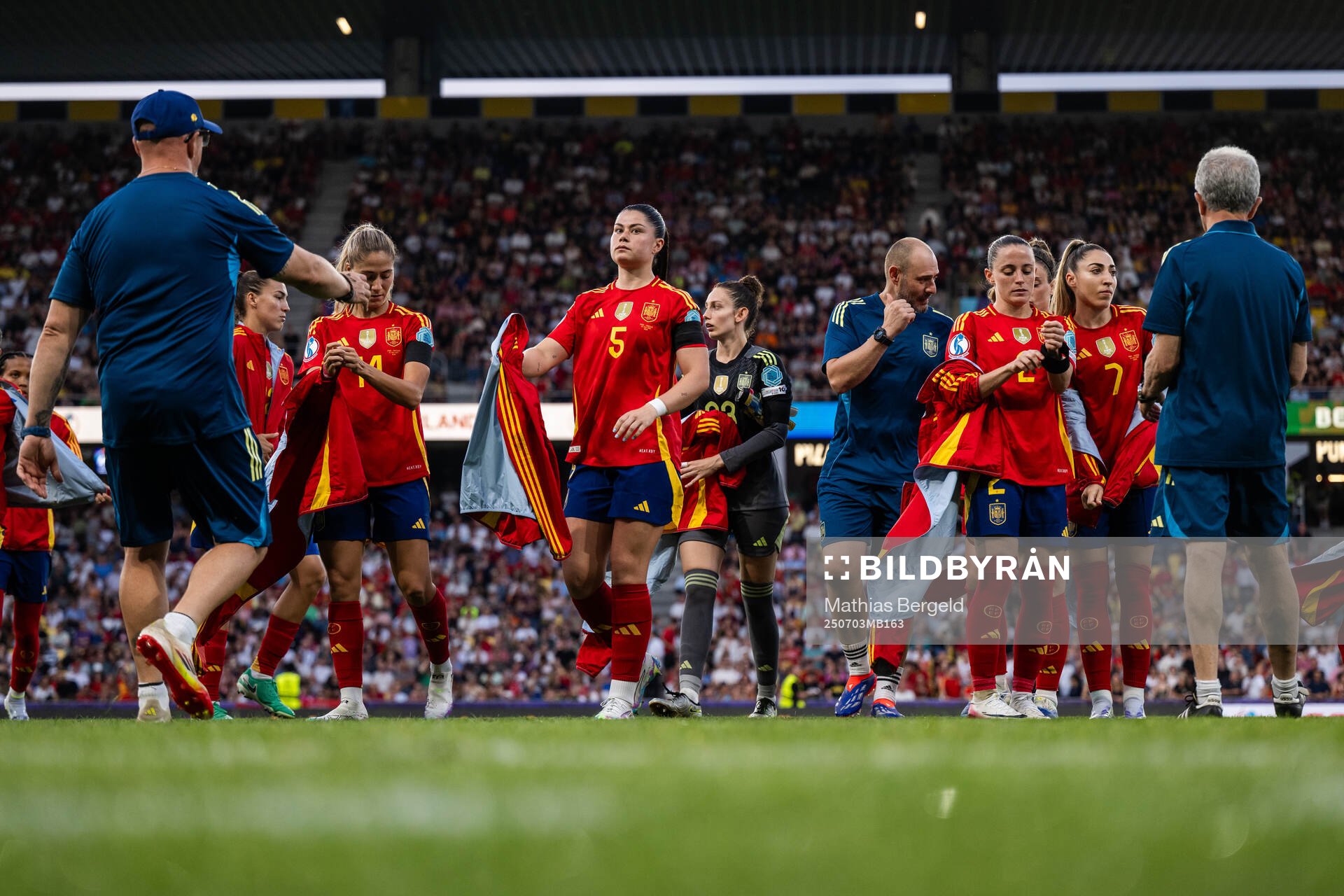Maria Fernandez and Ona Batlle of Spain with team mates