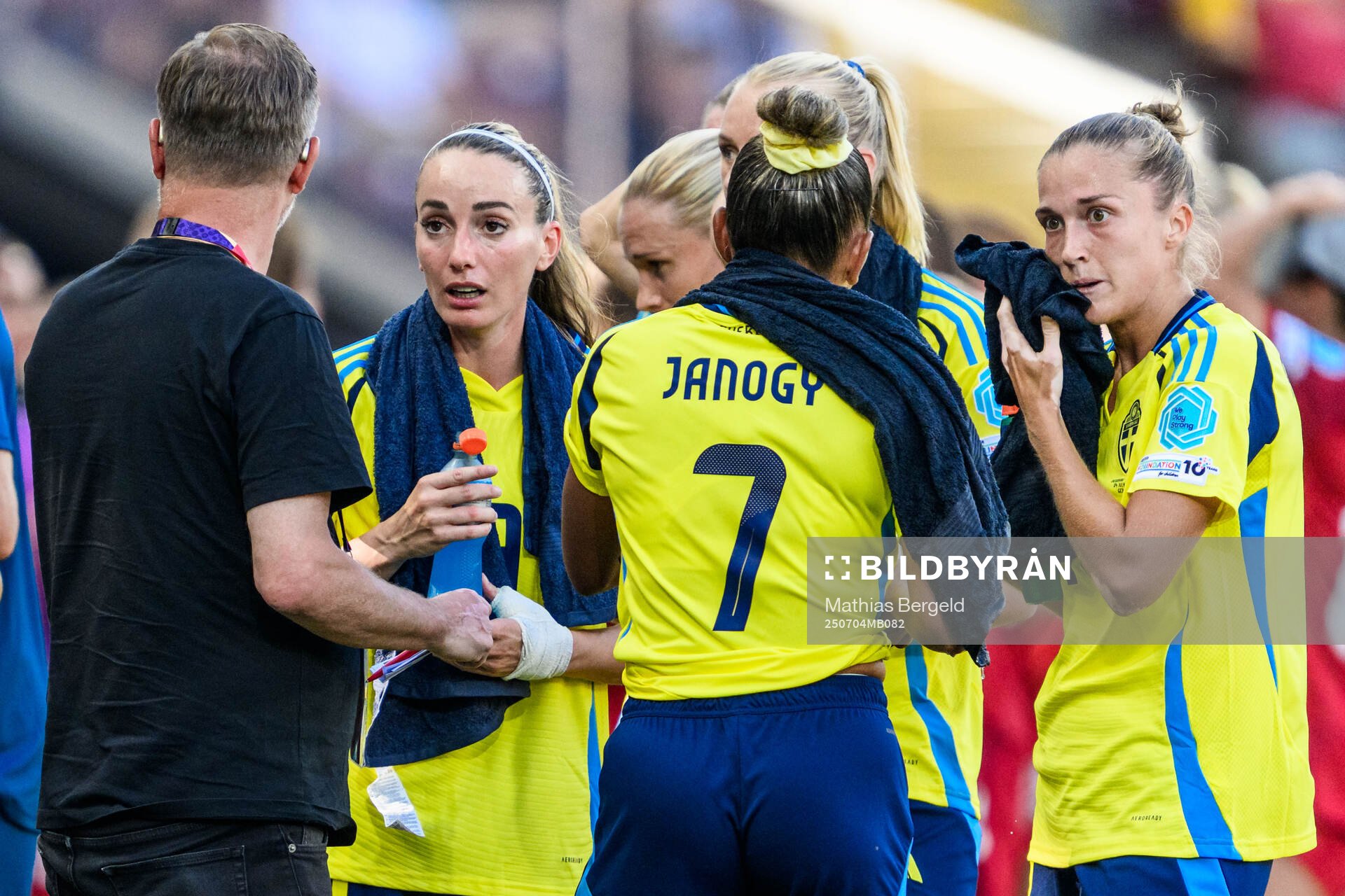 Head coach Peter Gerhardsson, Kosovare Asllani and Filippa
