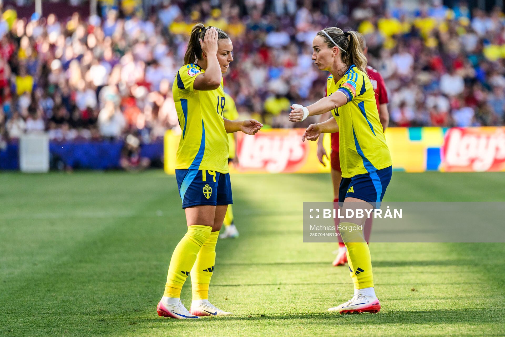 Johanna Rytting Kaneryd and Kosovare Asllani of Sweden