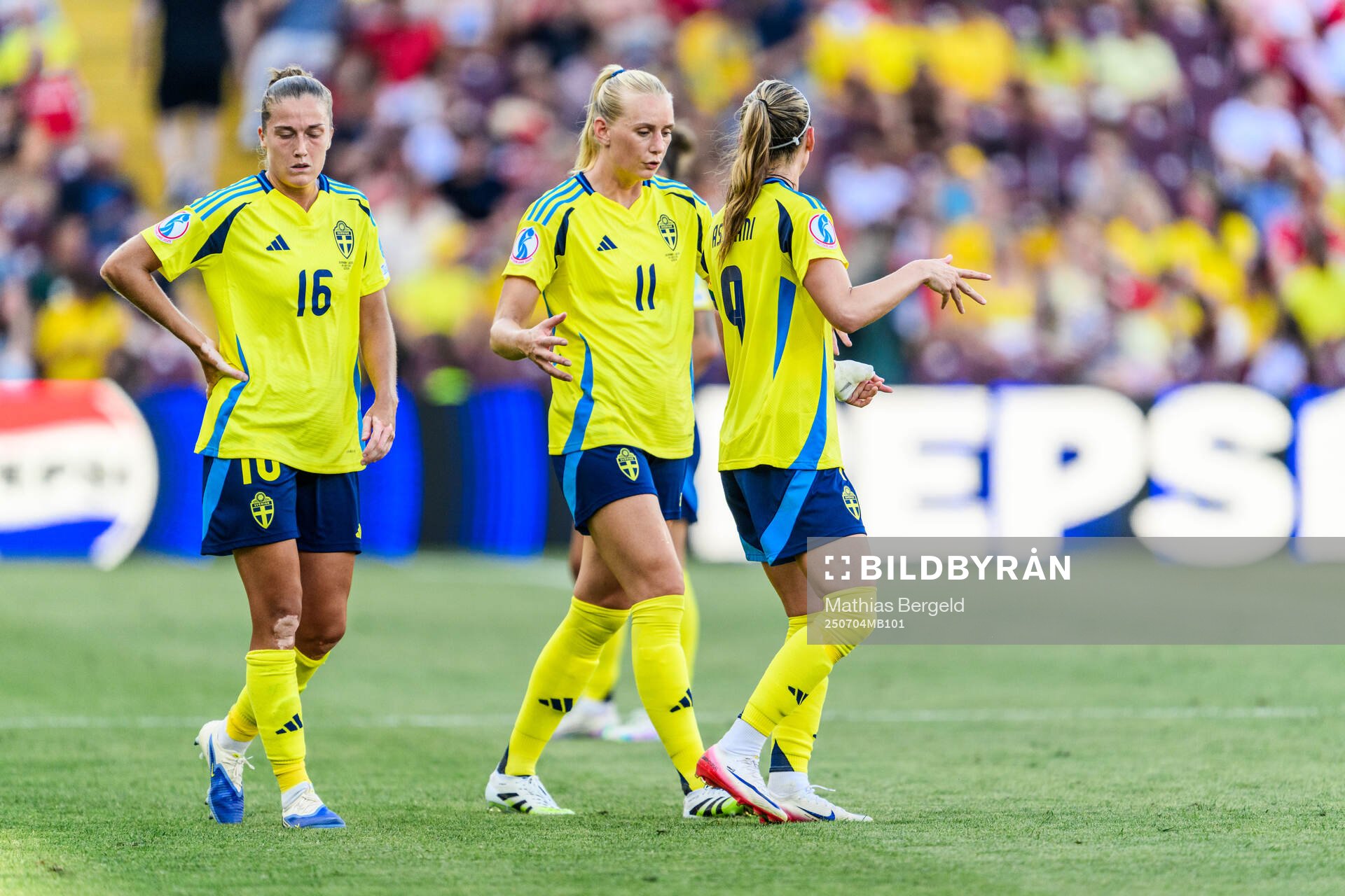 Filippa Angeldahl, Stina Blackstenius and Kosovare Asllani