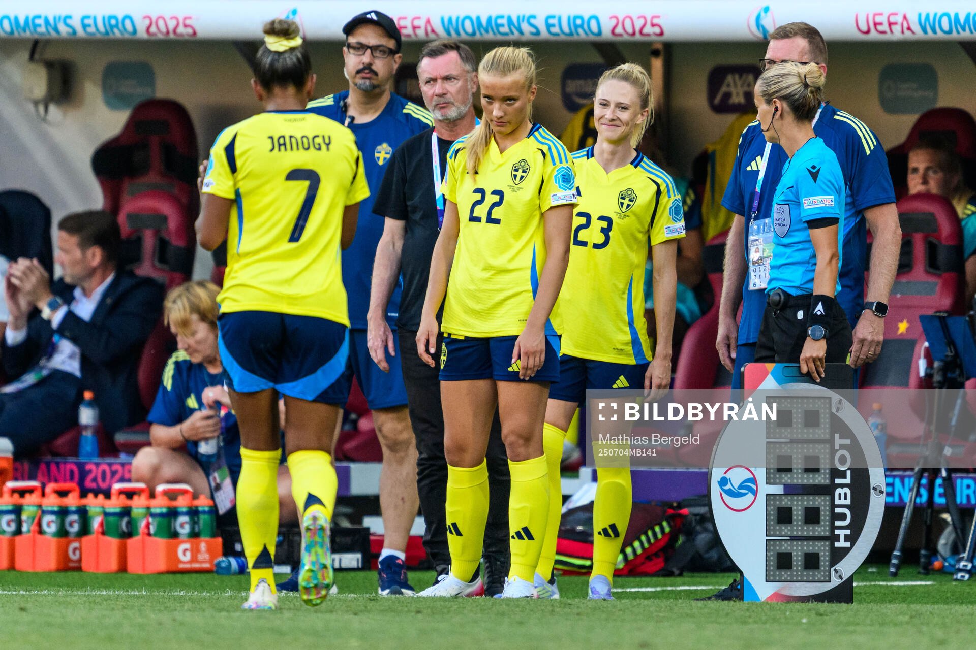 Head coach Peter Gerhardsson, Smilla Holmberg and Rebecka