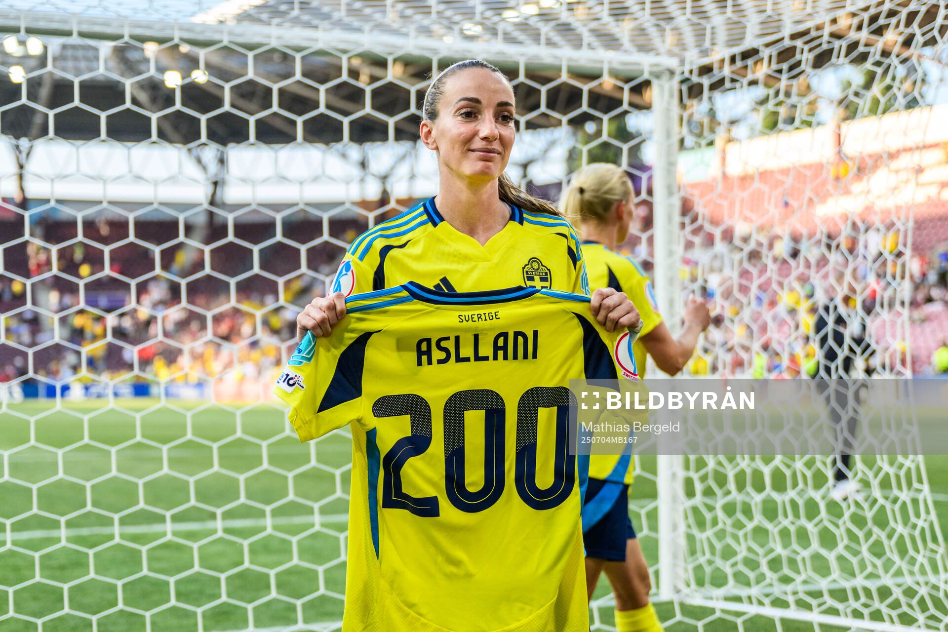 Kosovare Asllani of Sweden celebrates with a shirt