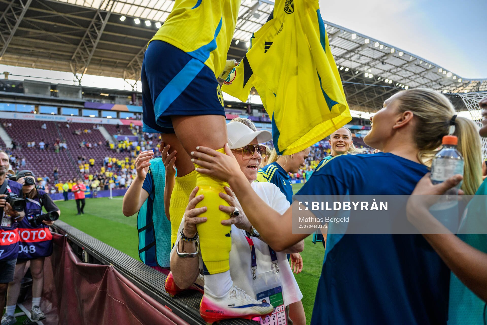 Kosovare Asllani and head of delegation Marika Domanski