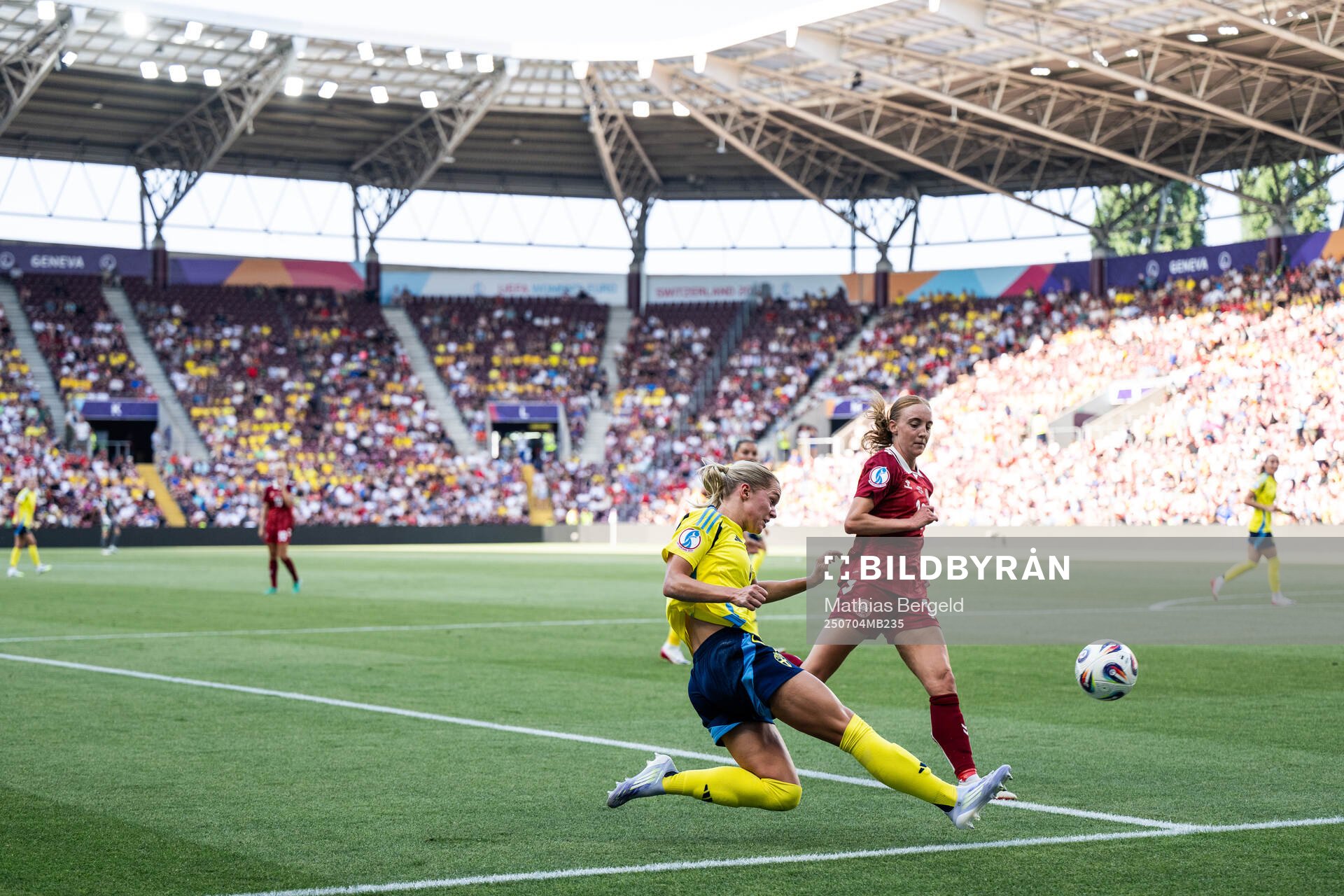 Hanna Lundkvist of Sweden and Sara Holmgaard of Denmark