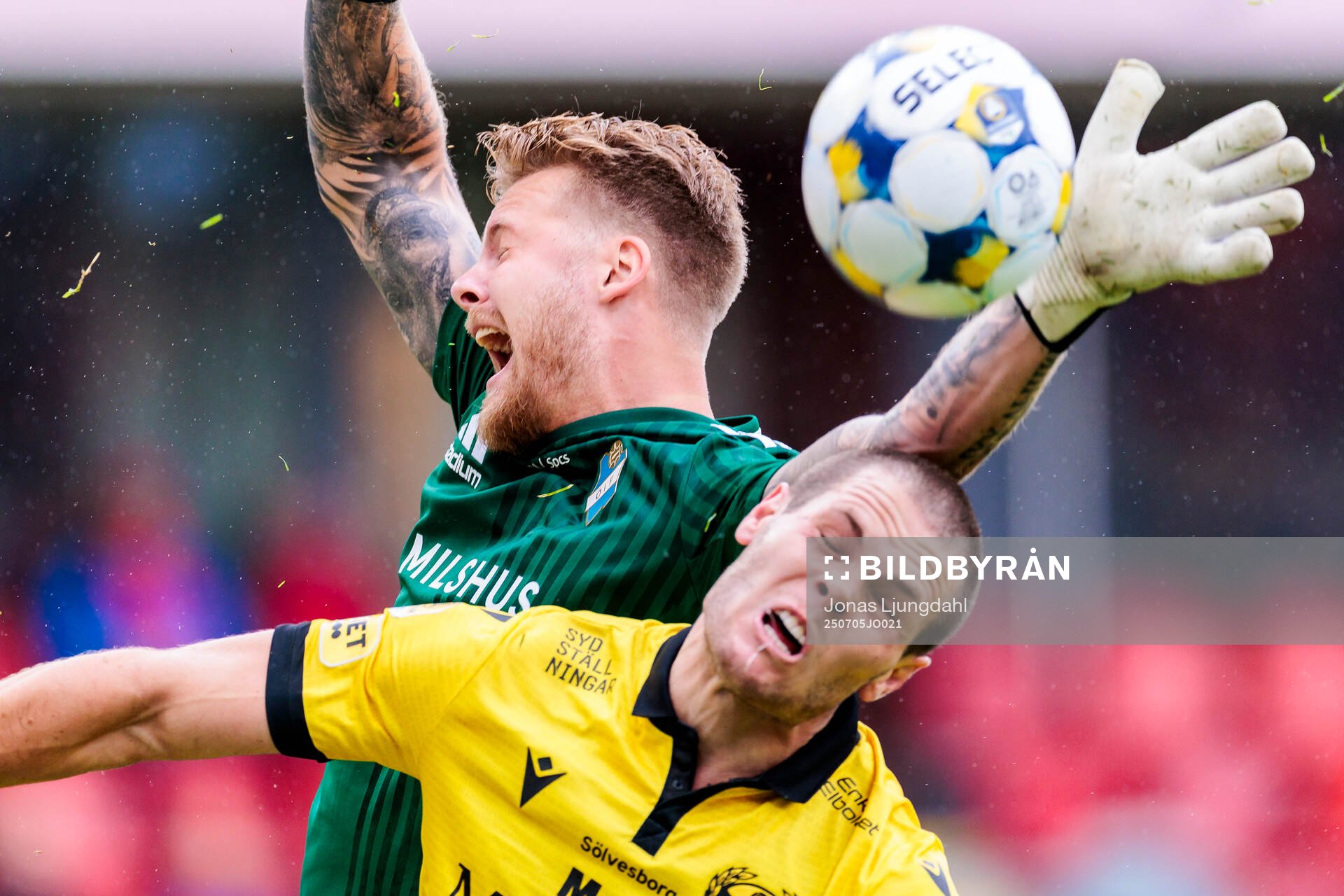 Östers målvakt Robin Wallinder och Mjällbys Jacob
