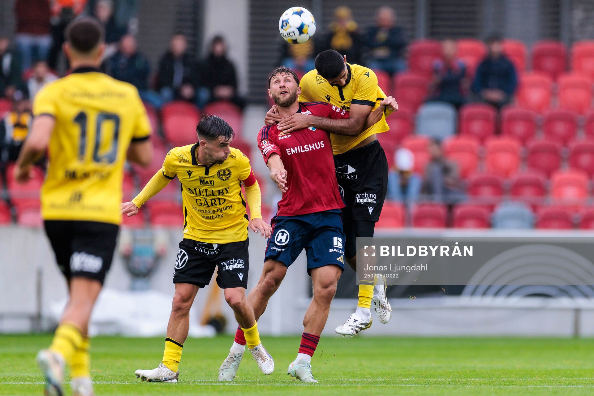 Östers Alibek Aliev och Mjällbys Jesper Gustavsson och