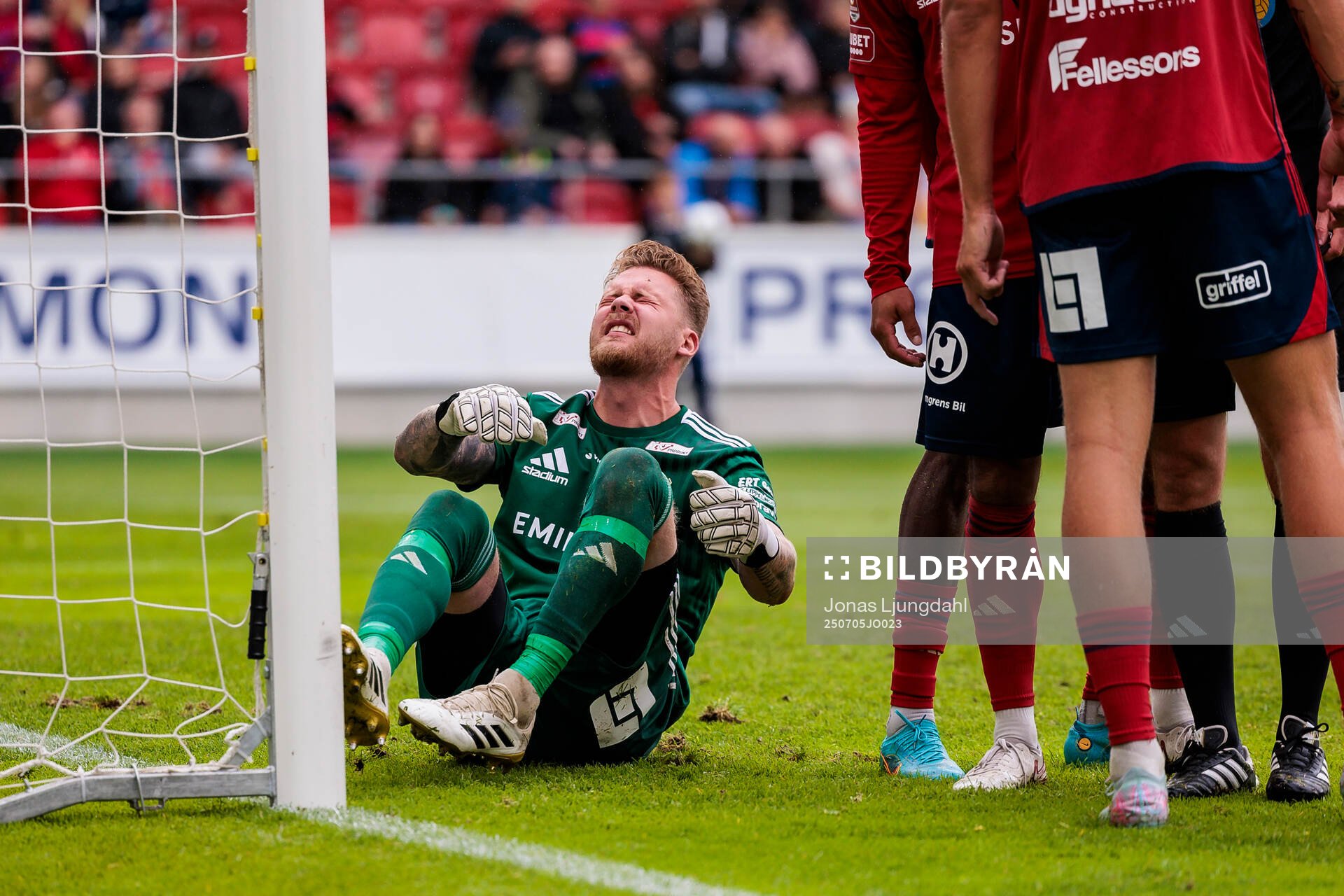 Östers målvakt Robin Wallinder har ont